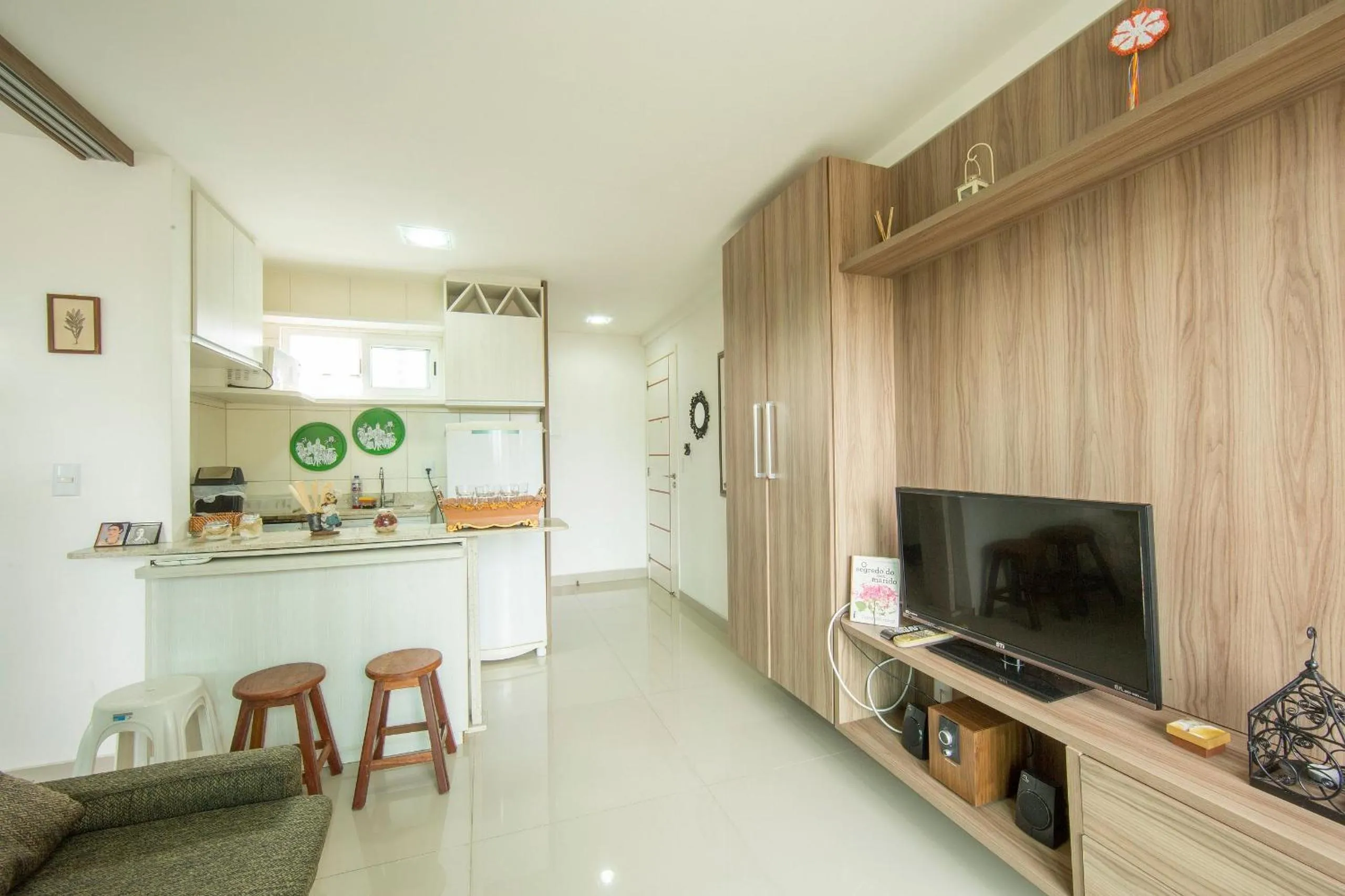 Living room in Apple Flat #201 - Apê em Ponta Negra por Carpediem