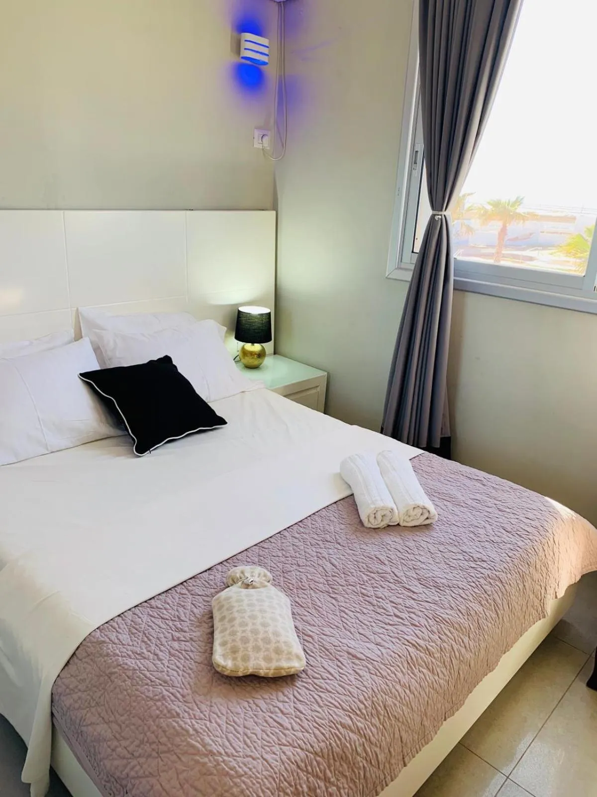 Bathroom, Bed in Motel Hofim