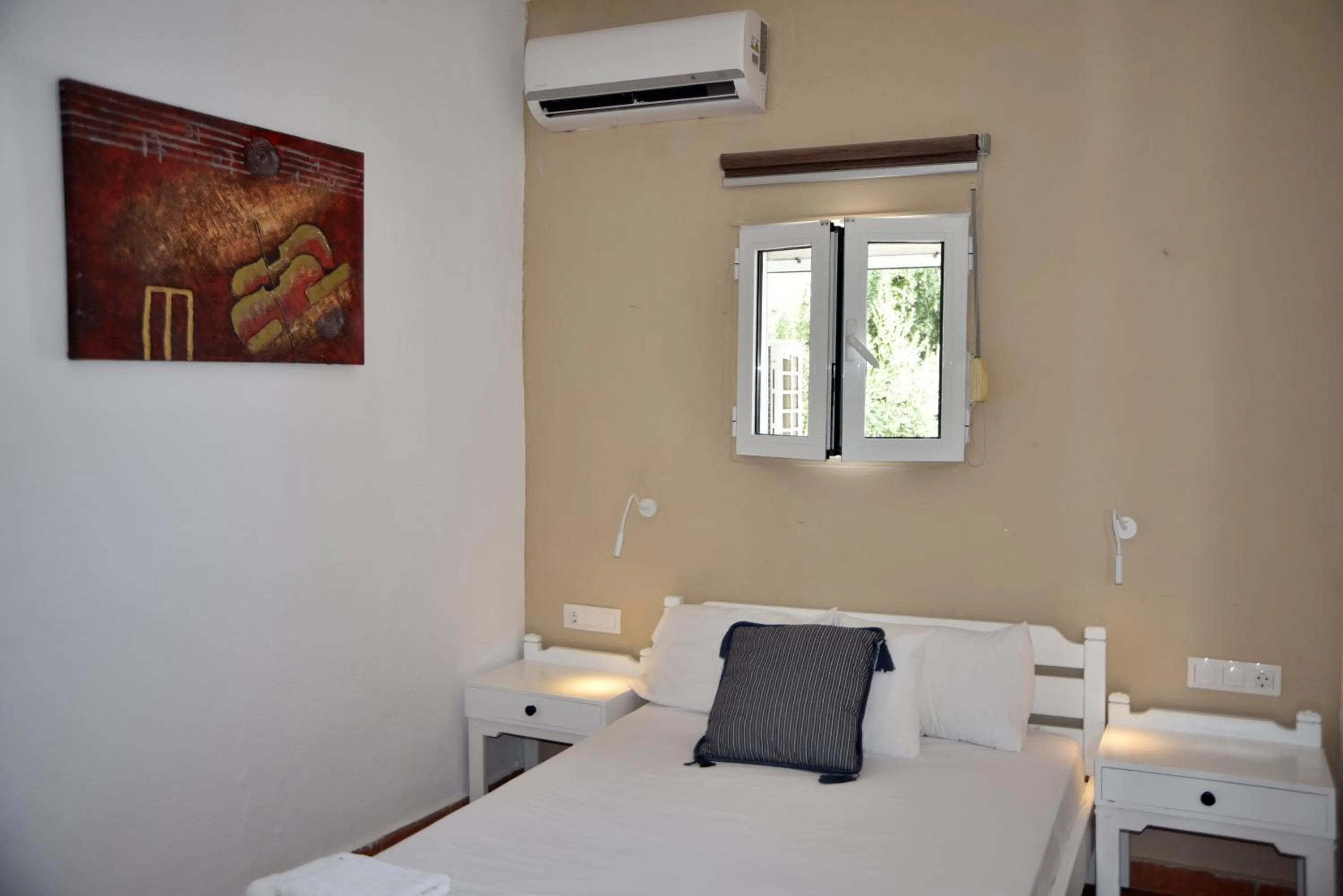 Bedroom, Bed in Jimmy's Apartments