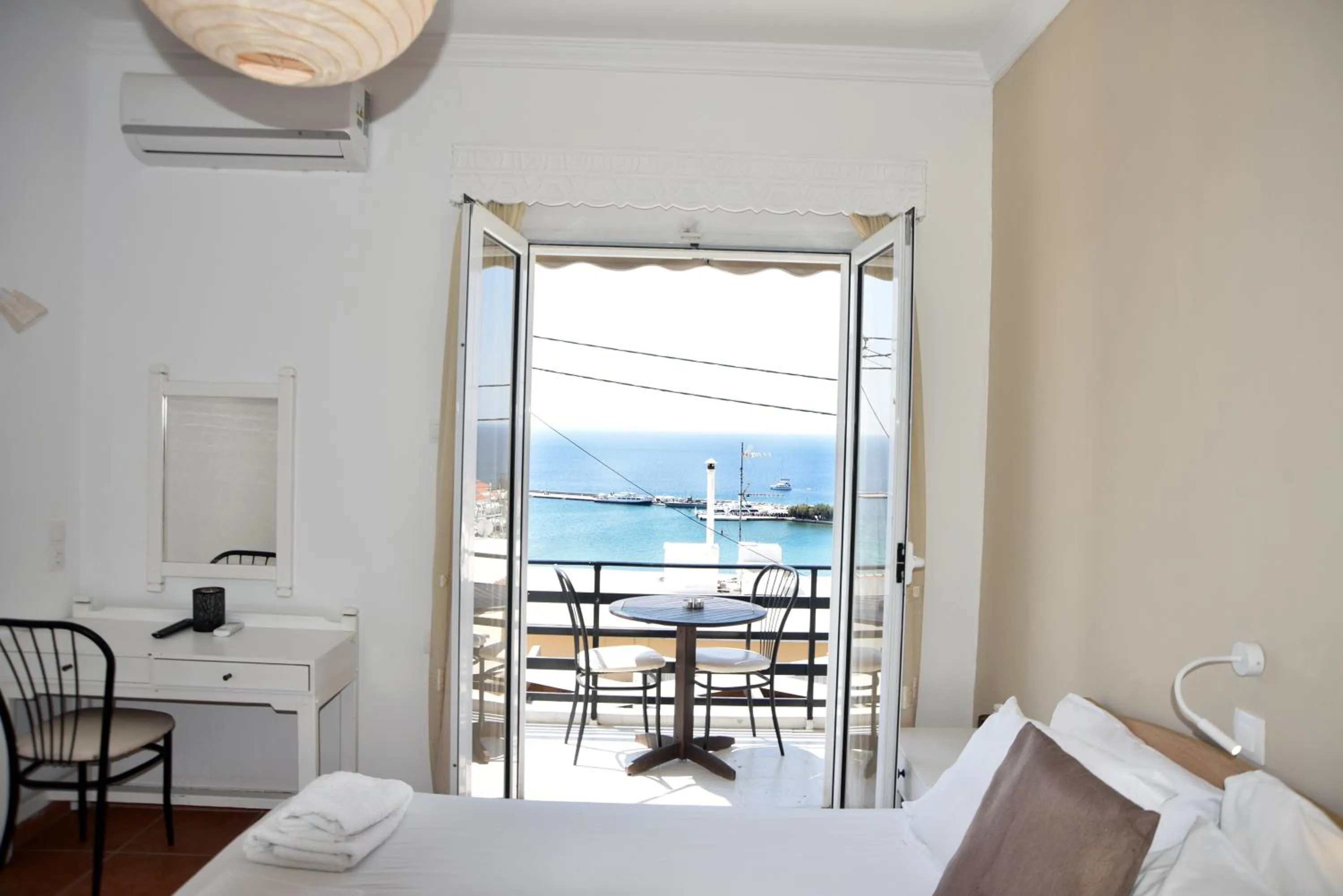 View (from property/room), Bed in Jimmy's Apartments