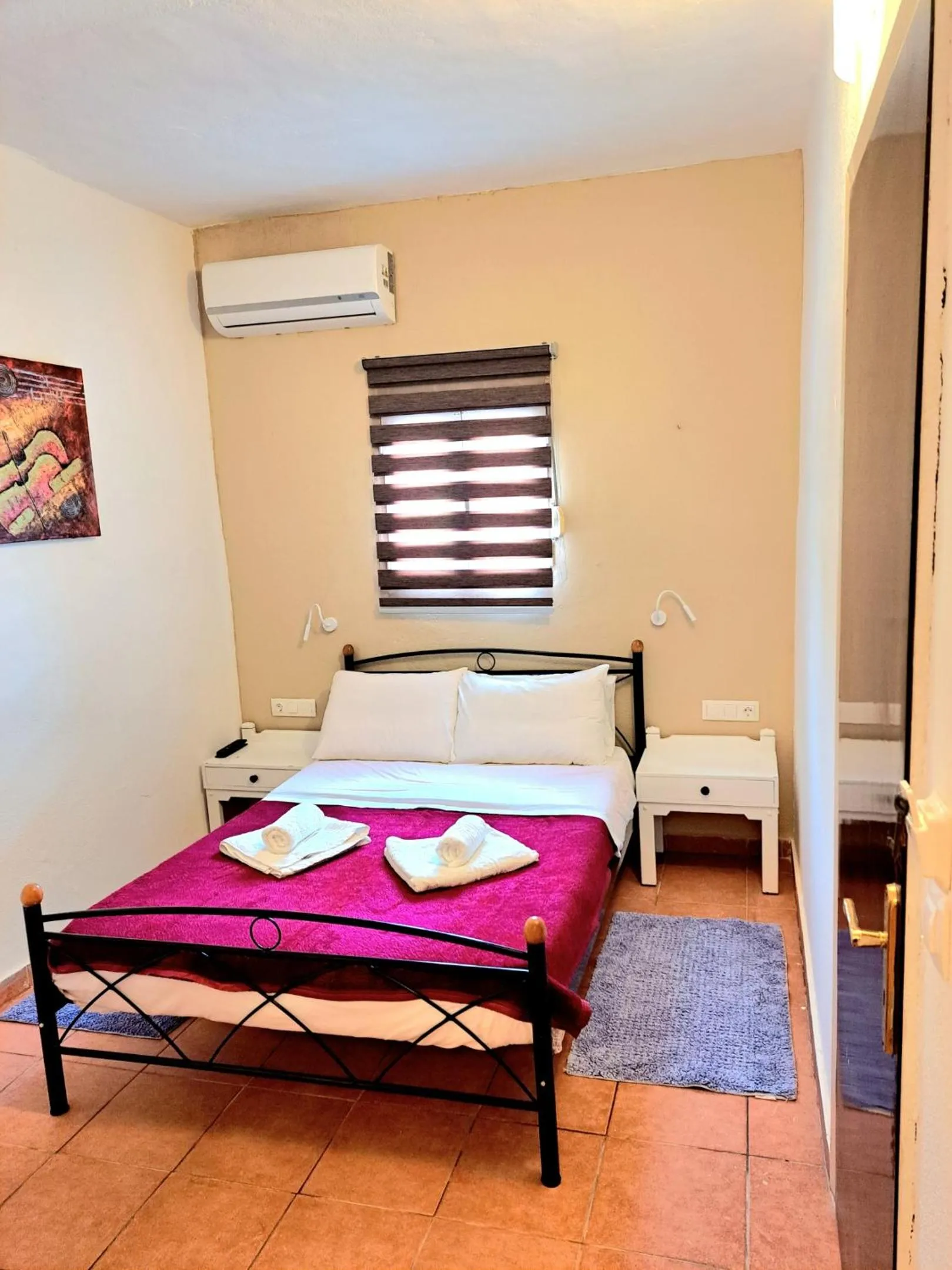 Bedroom, Bed in Jimmy's Apartments