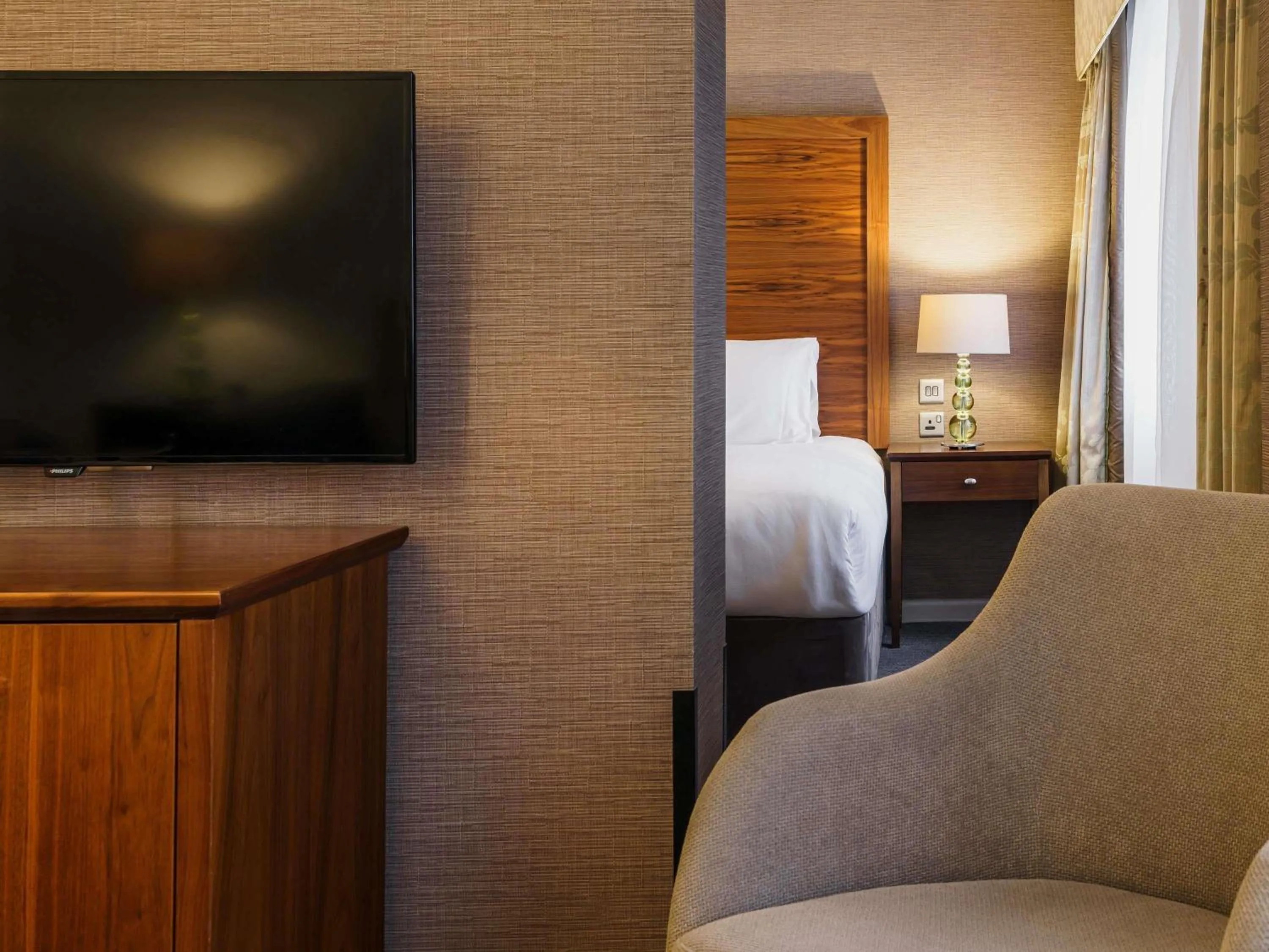 Bedroom, Bed in Mercure Exeter Southgate Hotel