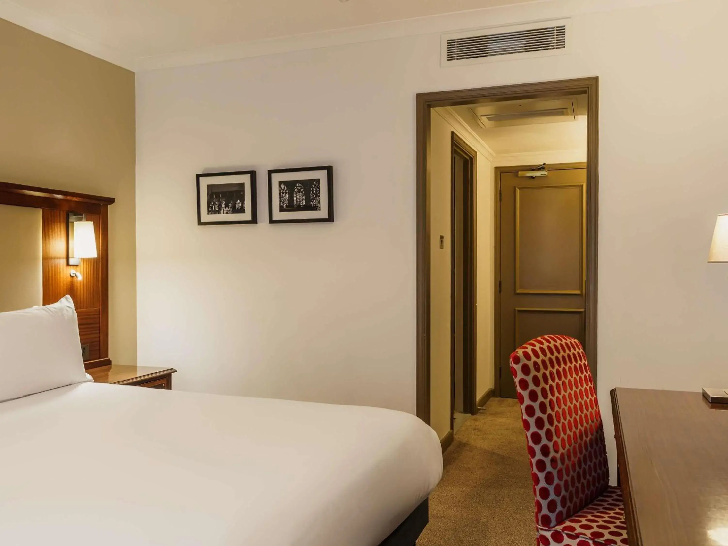 Accessible Classic Room with One Double or Two single Beds in Mercure Exeter Southgate Hotel Accessible Classic Room with One Double or Two single Beds in Mercure Exeter Southgate Hotel