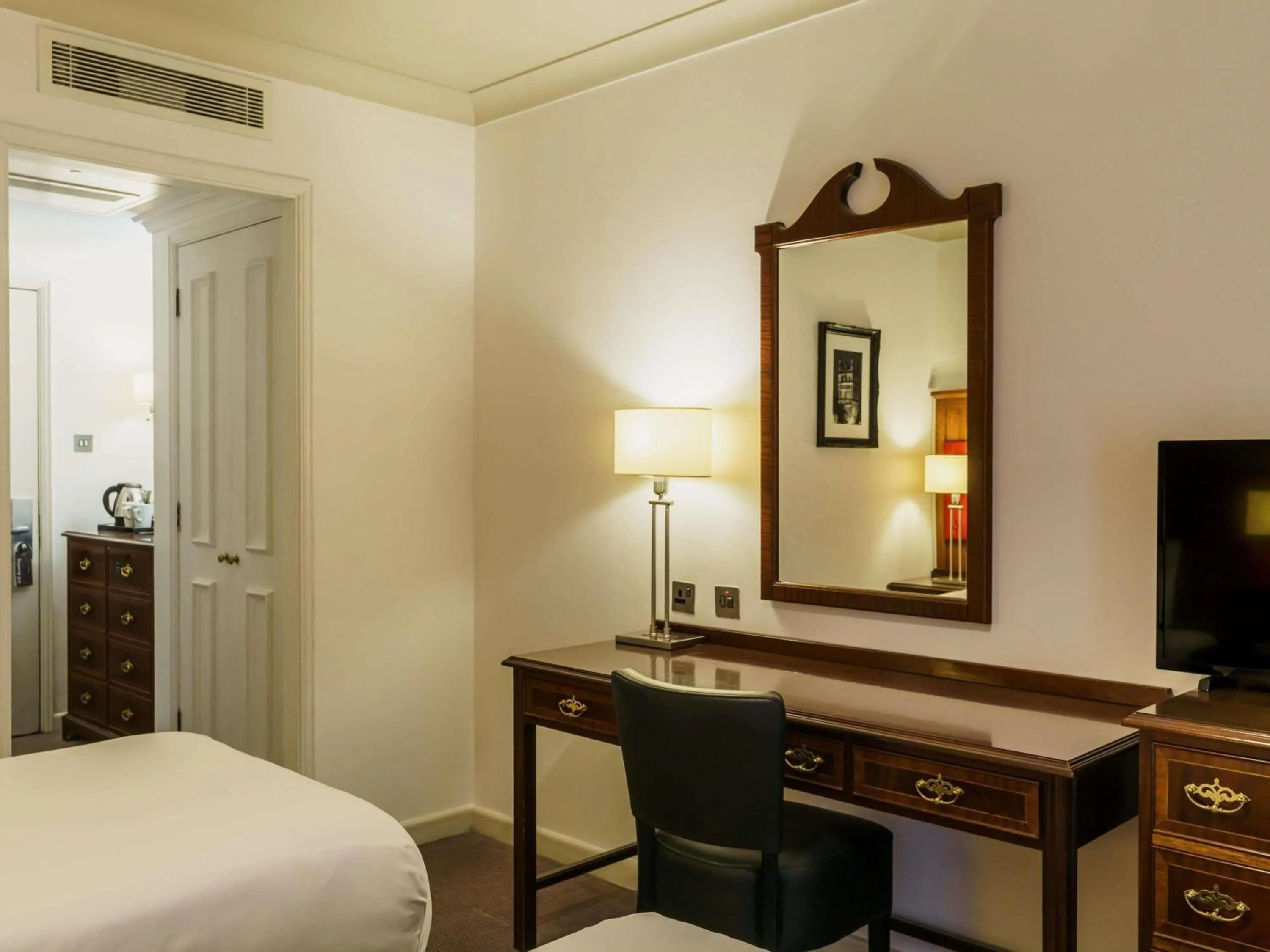 Bedroom, Bed in Mercure Exeter Southgate Hotel