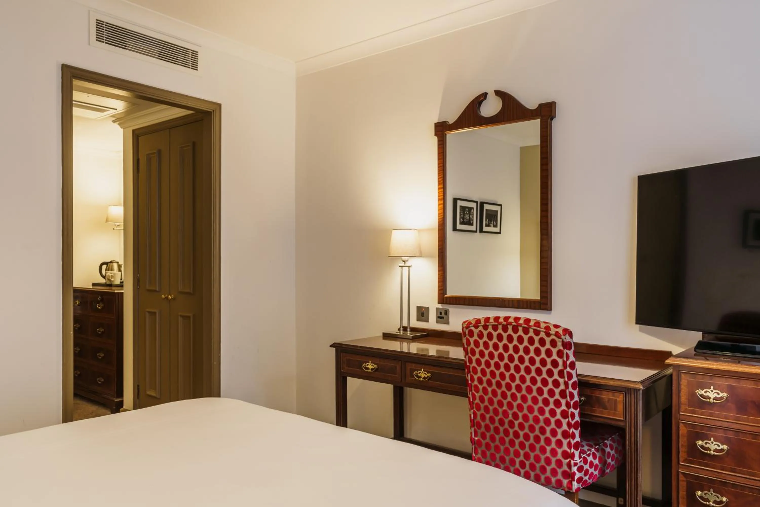 Bedroom, Bed in Mercure Exeter Southgate Hotel