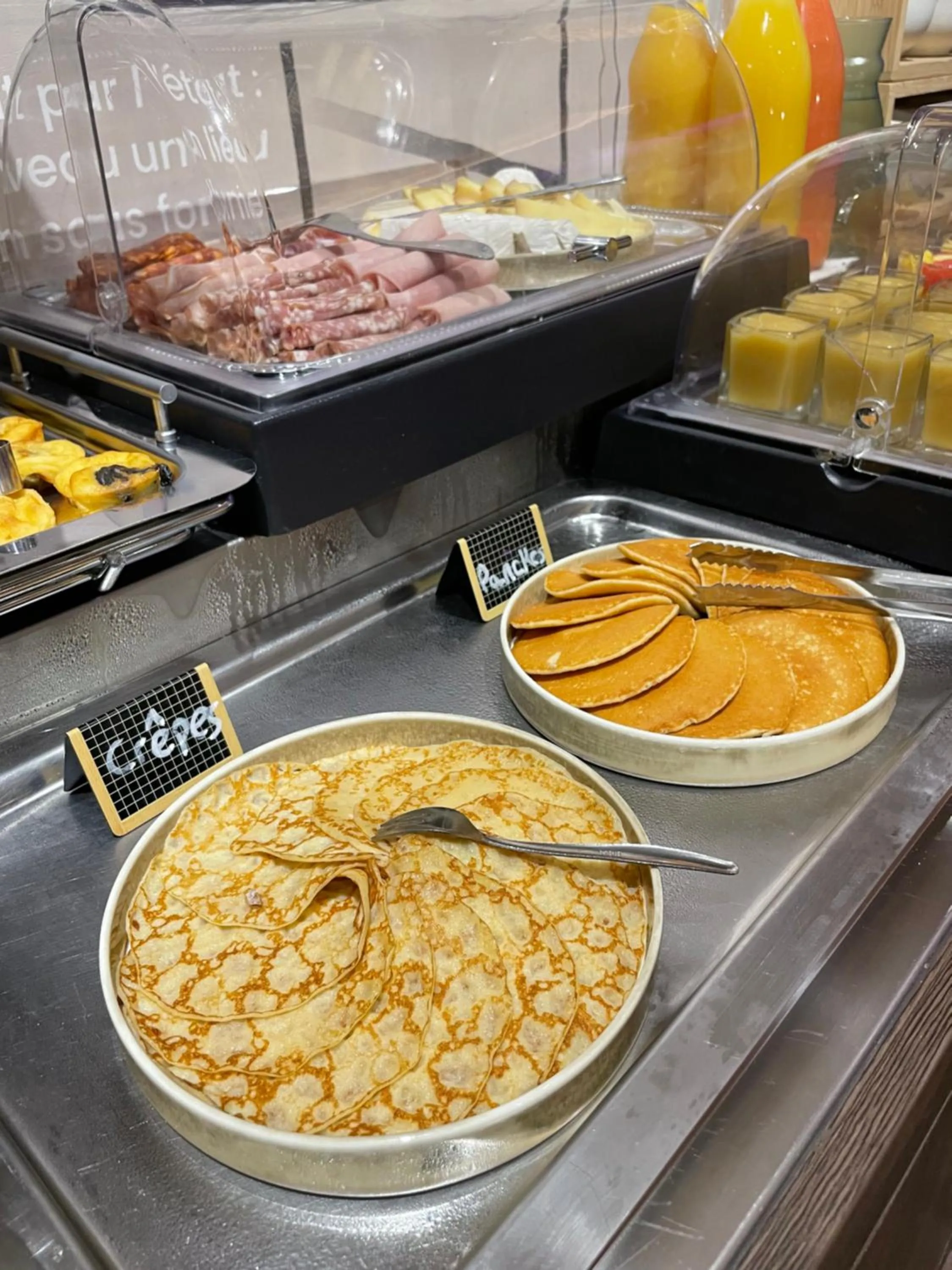 Breakfast in Hôtel Le Manoir du Roselier