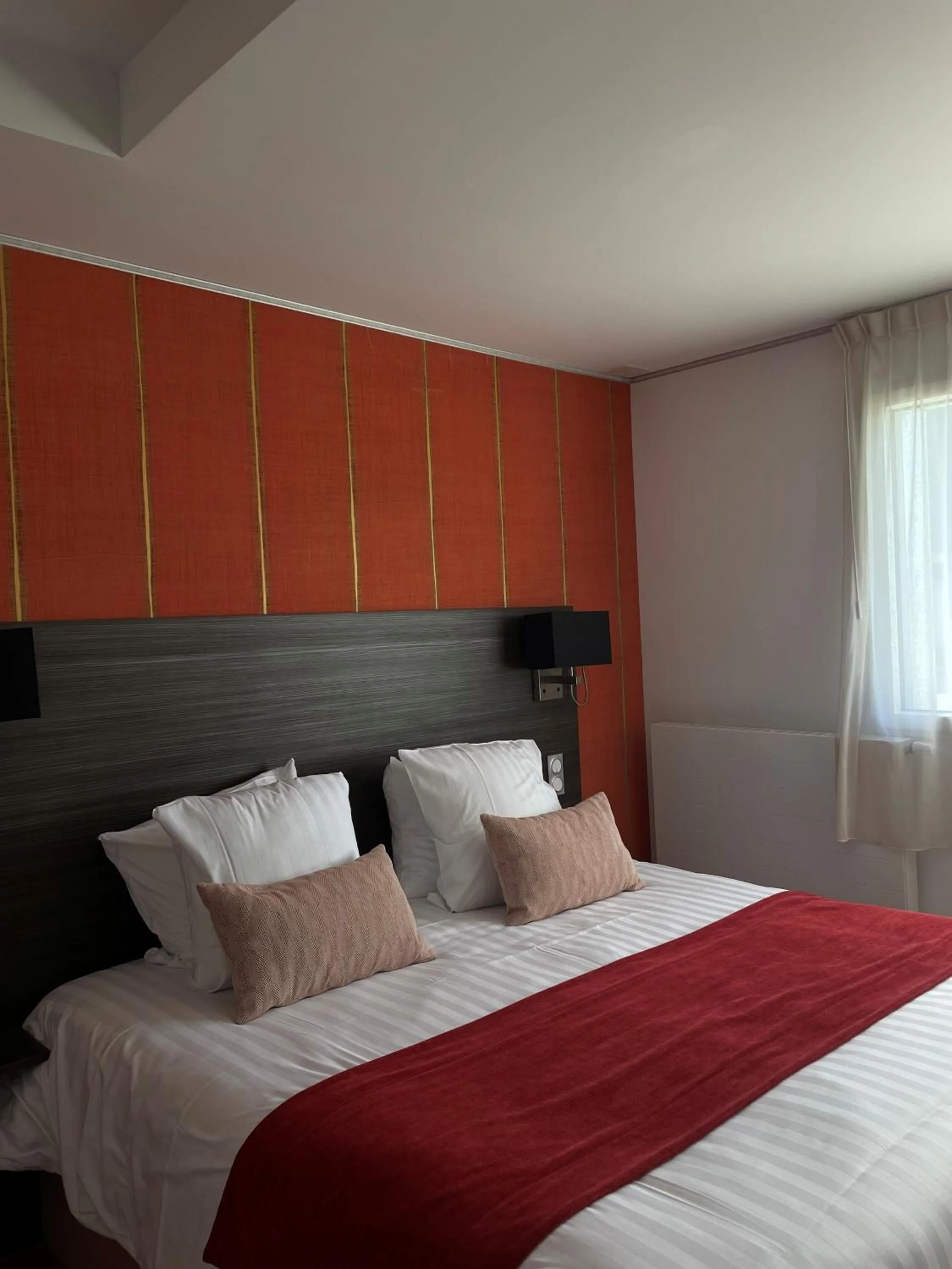 Photo of the whole room, Bed in Hôtel Le Manoir du Roselier