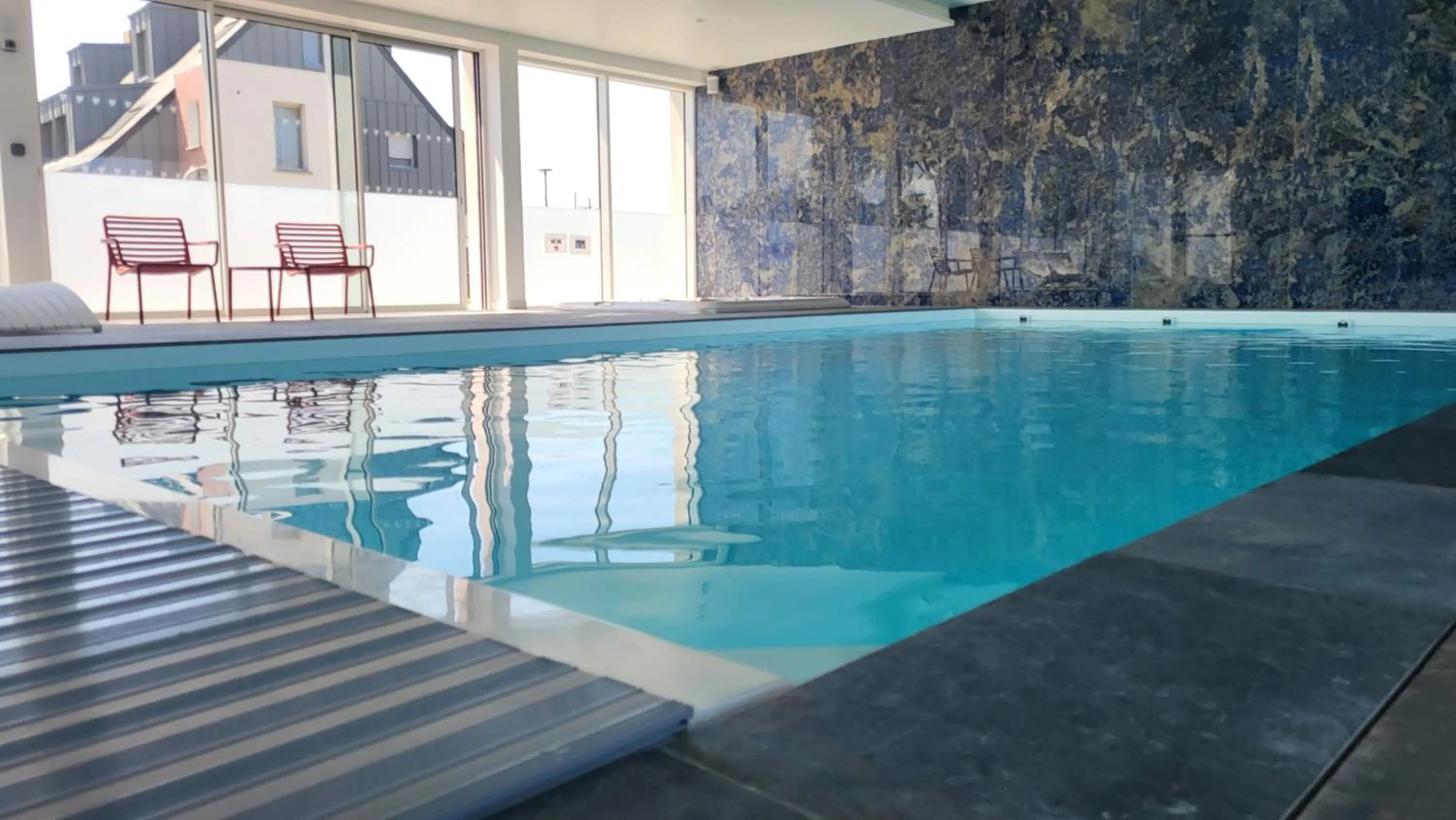 Swimming pool in Hôtel Le Manoir du Roselier