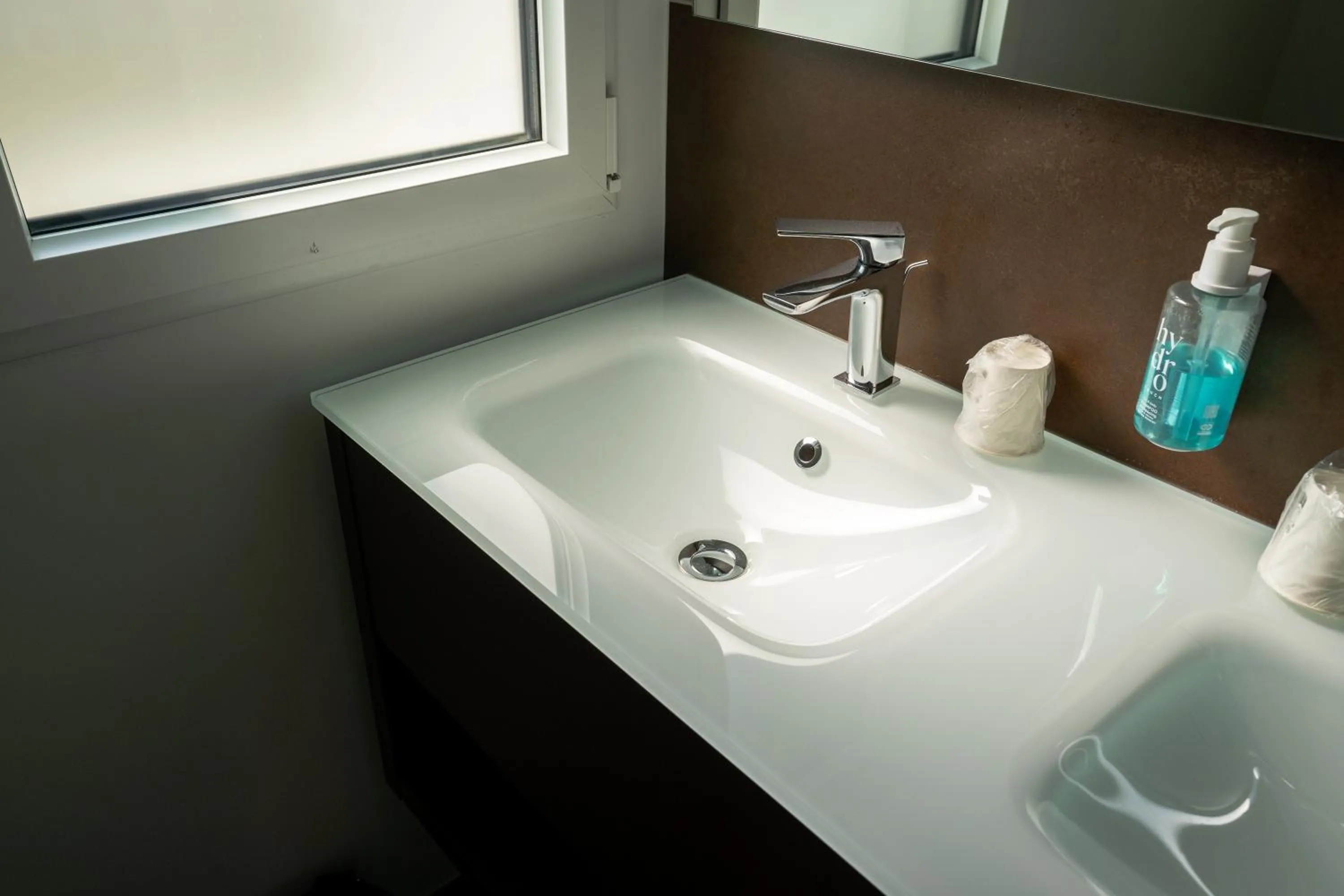 Bathroom in Hôtel Le Manoir du Roselier