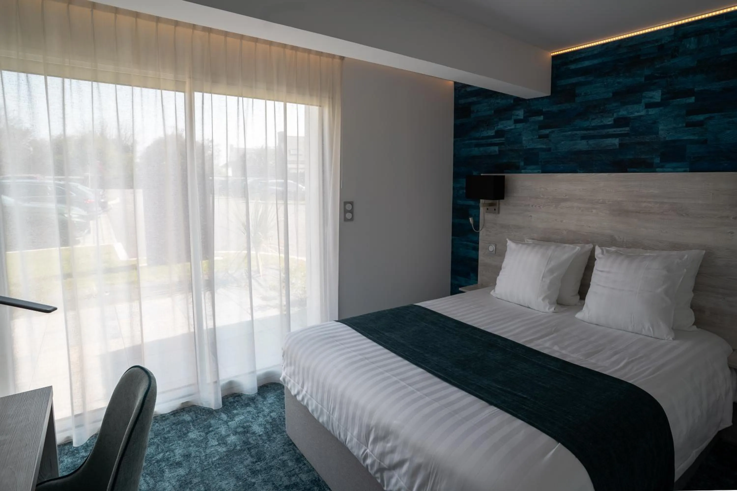 Bed in Hôtel Le Manoir du Roselier