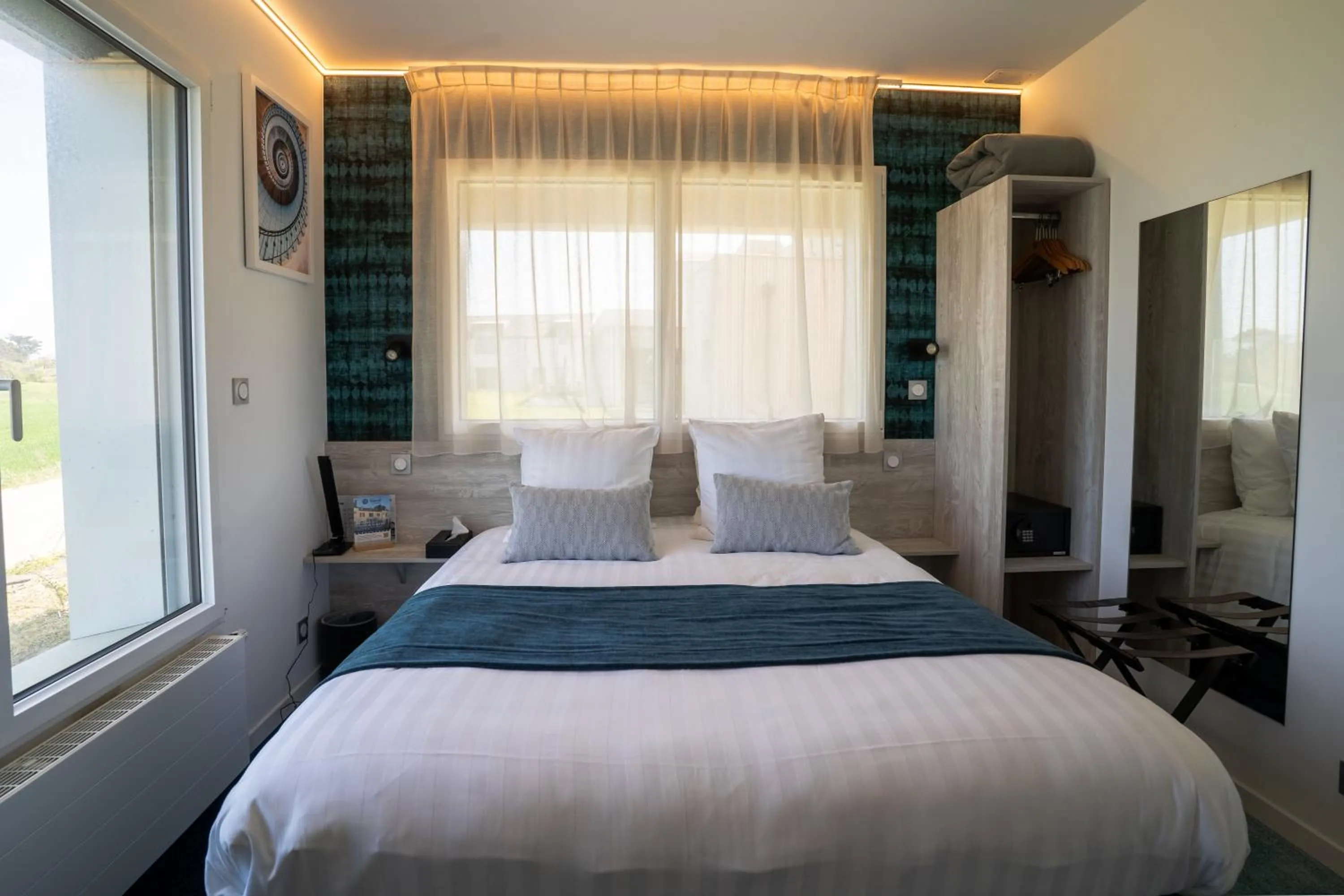 Bedroom, Bed in Hôtel Le Manoir du Roselier