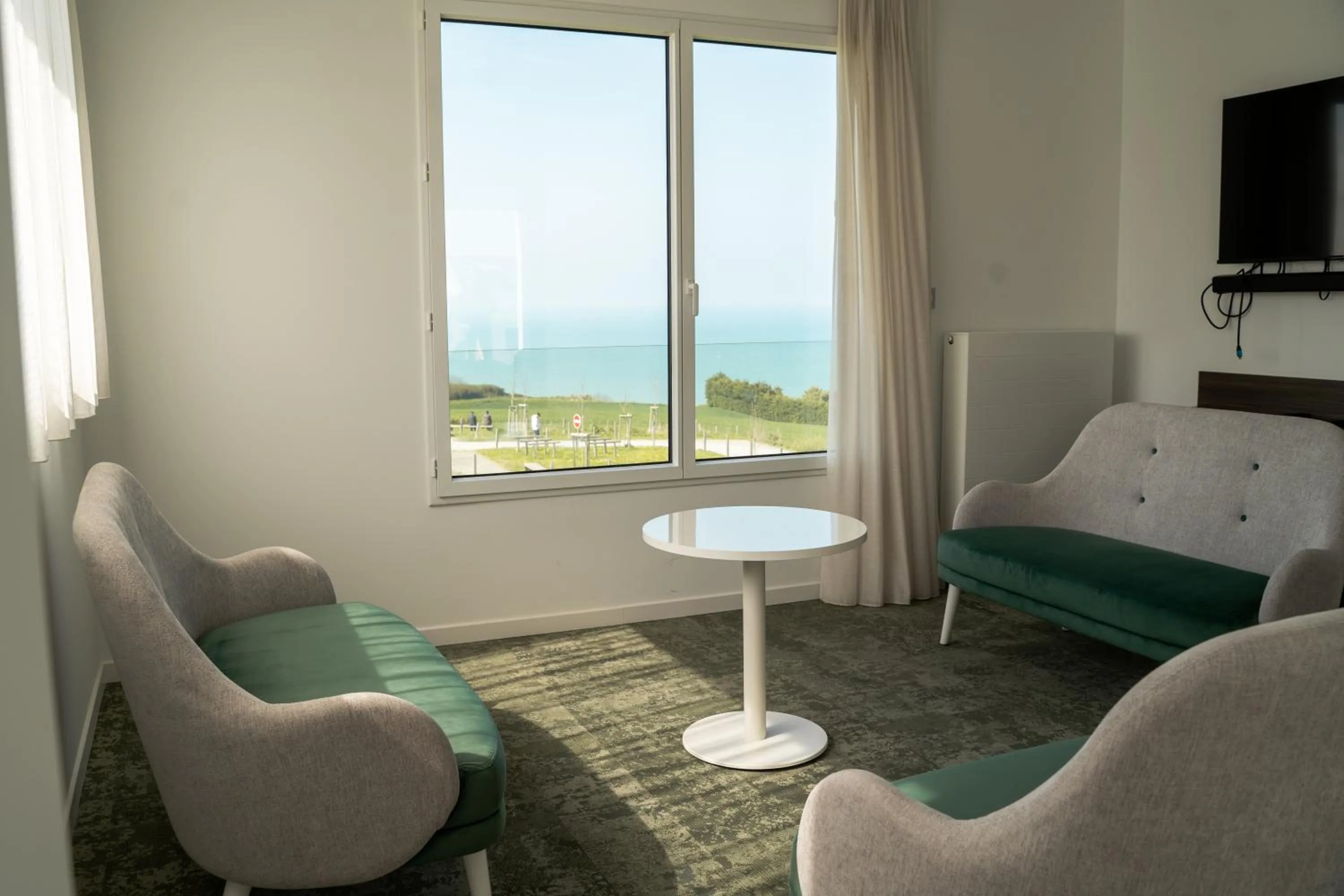 TV and multimedia in Hôtel Le Manoir du Roselier