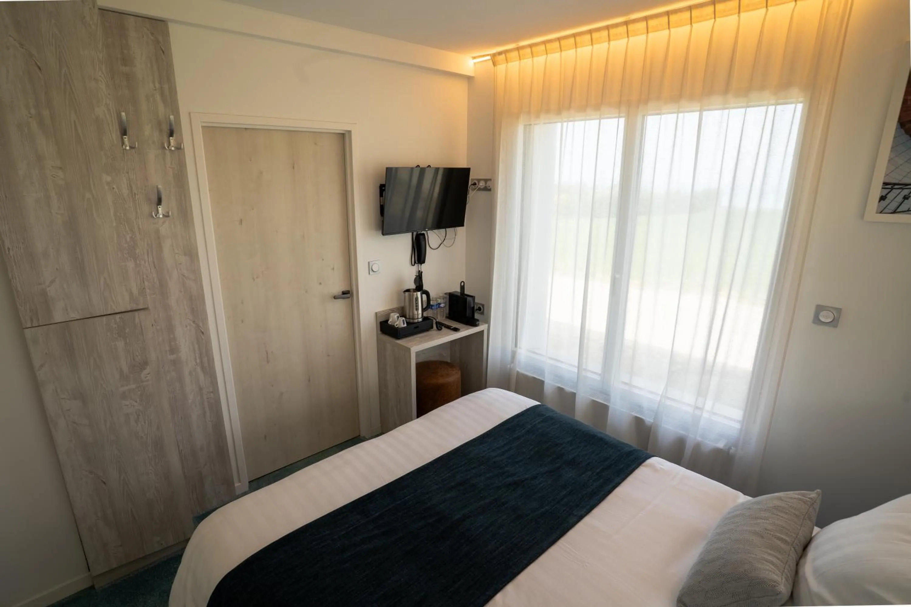 TV and multimedia, Bed in Hôtel Le Manoir du Roselier