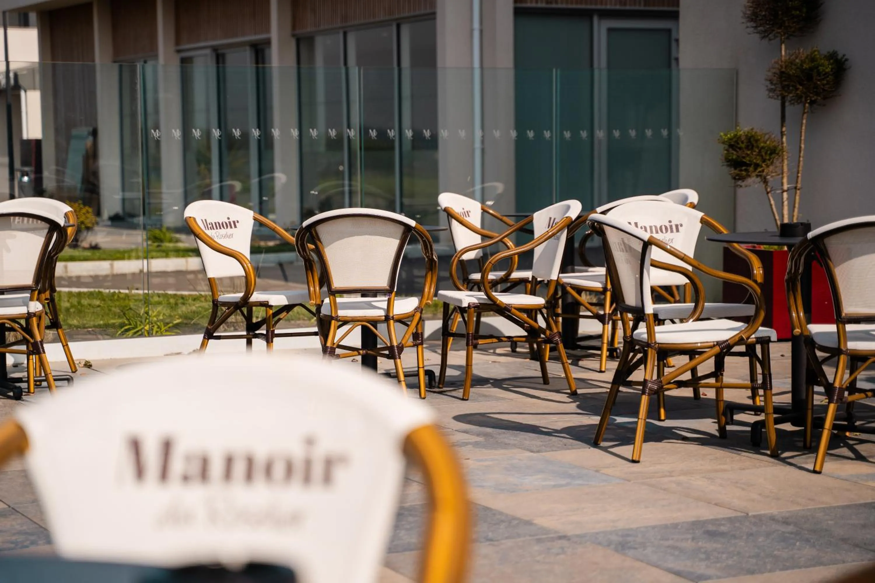 Patio in Hôtel Le Manoir du Roselier