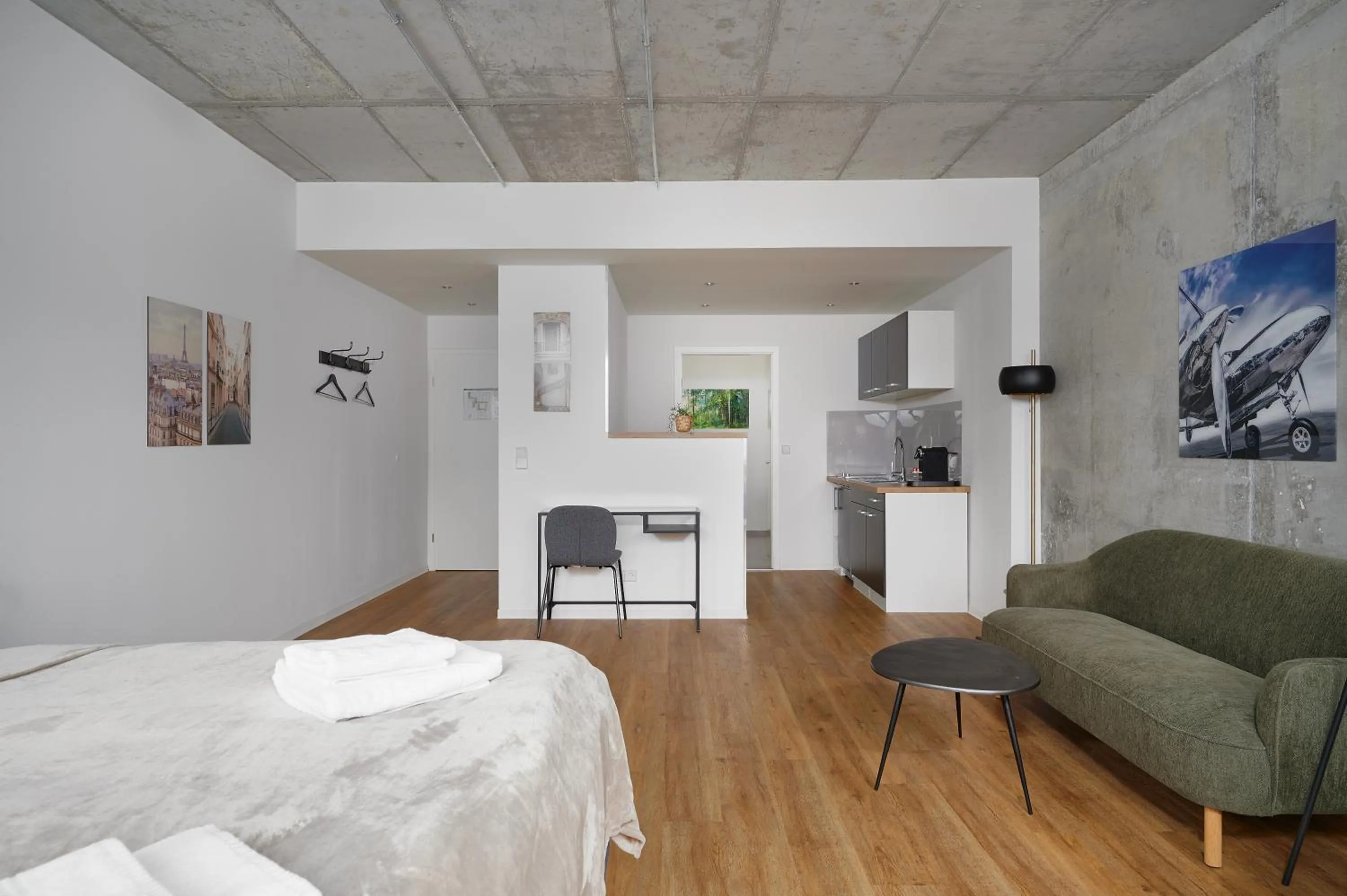 Kitchen or kitchenette, Bed in Stylisches Studio im Herzen Leipzigs