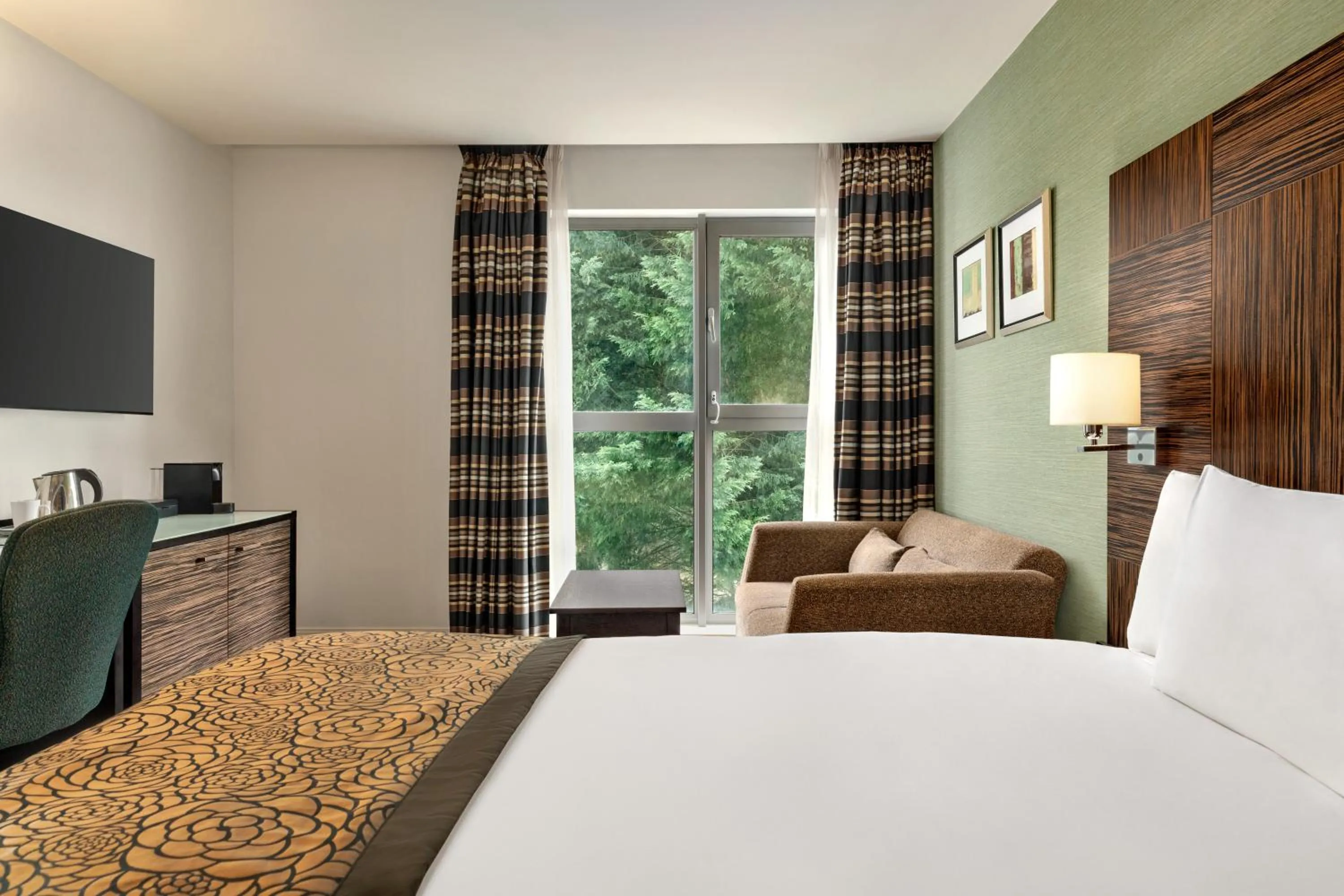 Living room, Bed in Holiday Inn Birmingham Airport - NEC by IHG