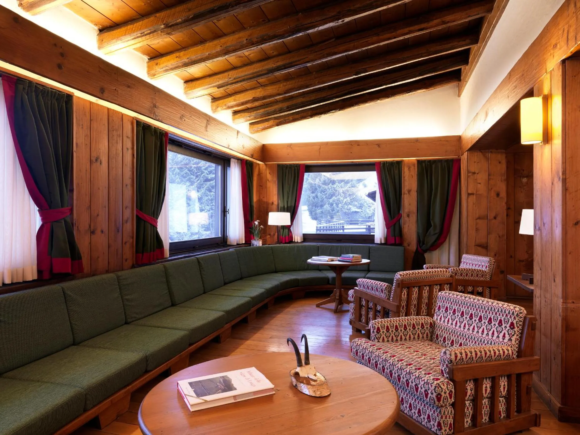 Communal lounge/ TV room in Albergo Ristorante Bucaneve