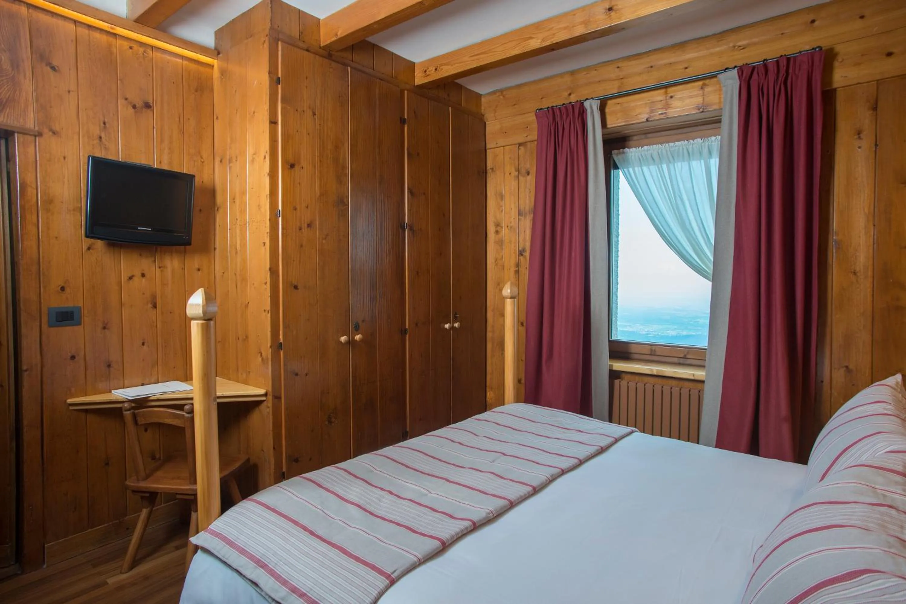 Photo of the whole room, Bed in Albergo Ristorante Bucaneve