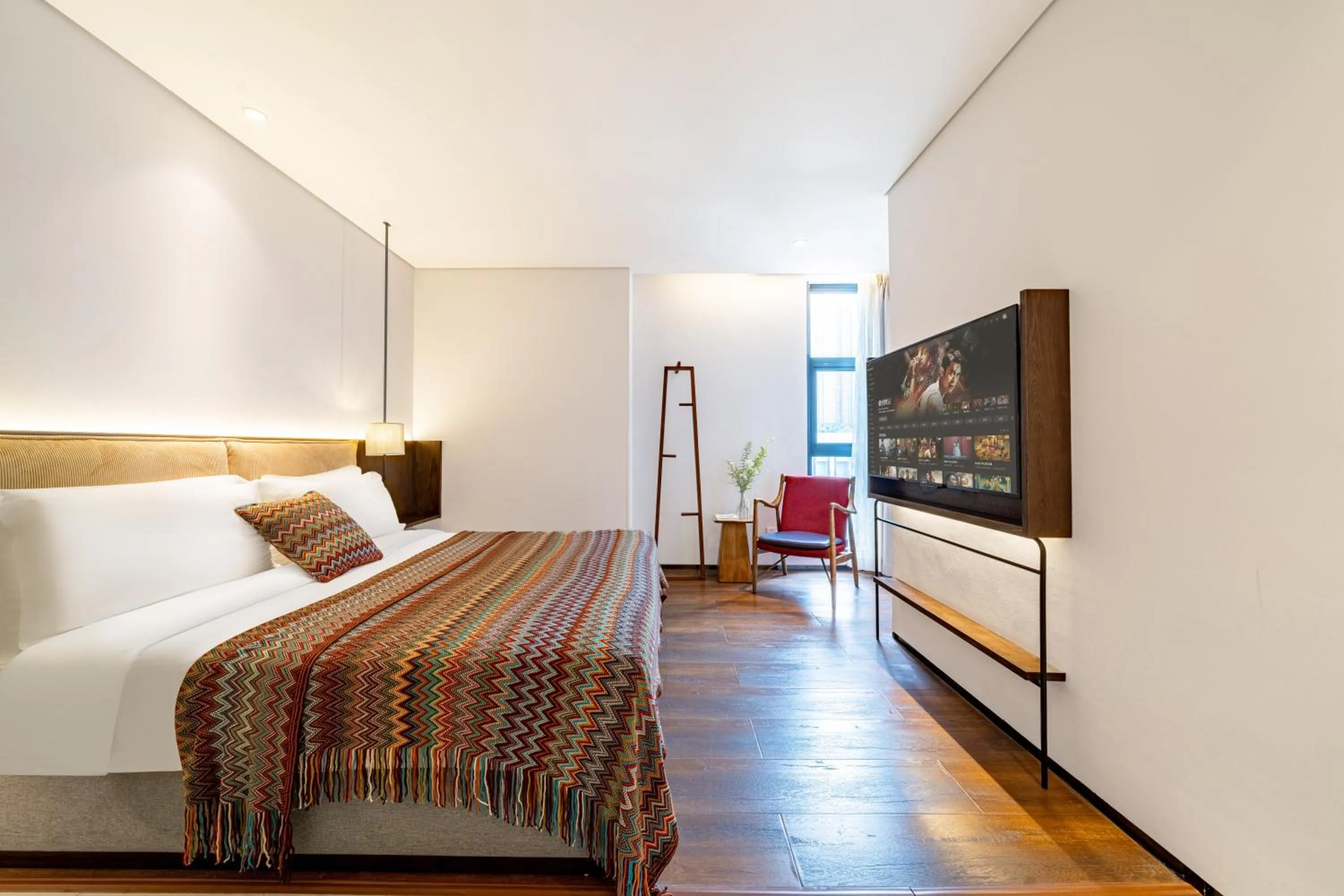 Photo of the whole room, Bed in Wuyu Hotel - Chongqing Jiangbei Airport & Light Rail