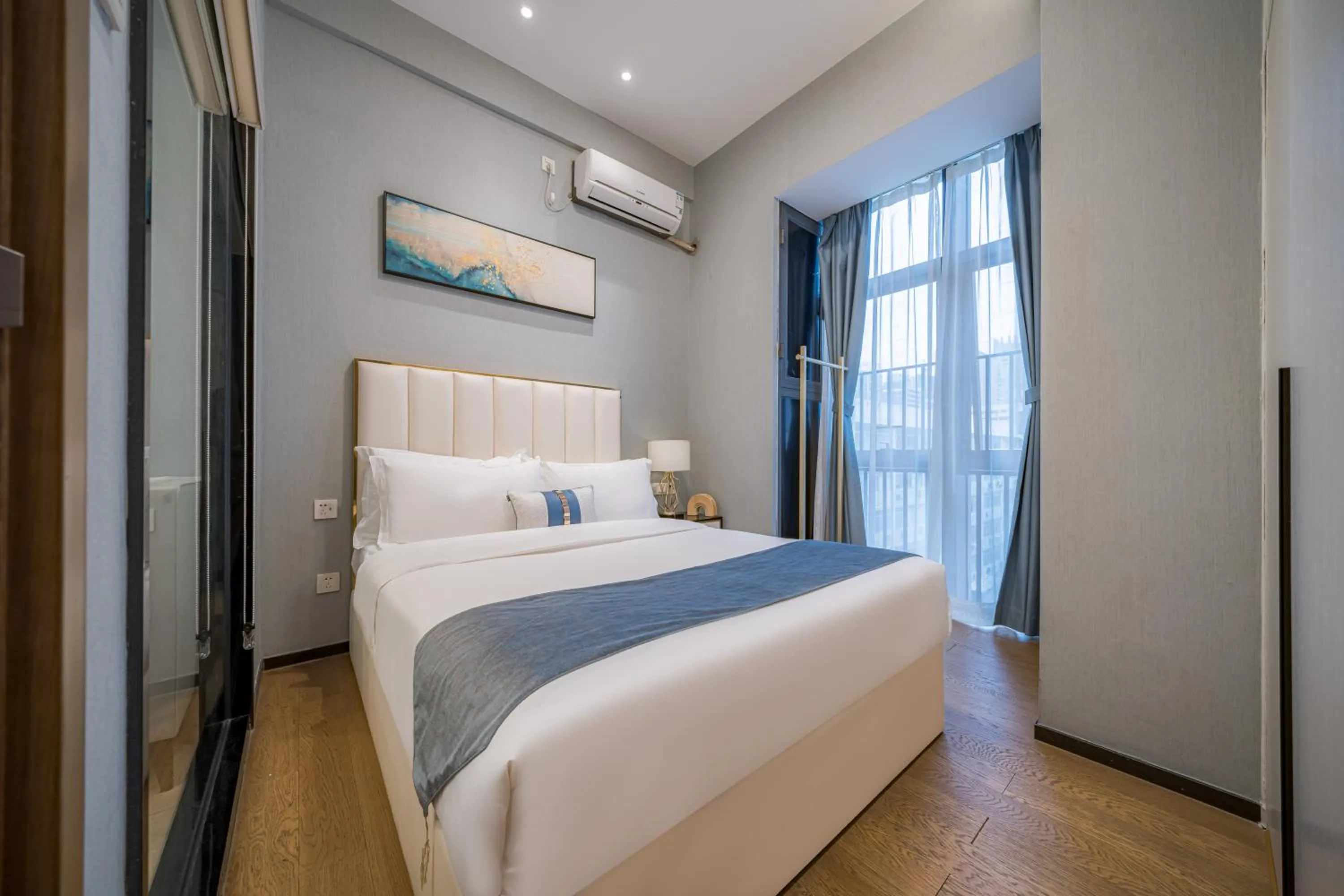 Bed in Gepai Executive Apartment - Shenzhen Futian Convention and Exhibition Center
