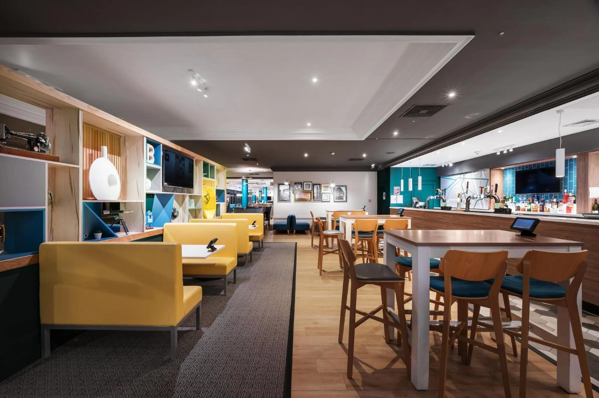 Lounge or bar in Holiday Inn Leeds Brighouse by IHG