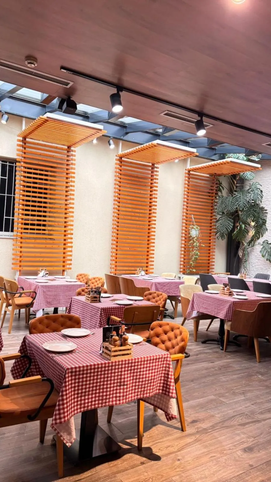 Restaurant/places to eat in Hotel Relax City Center