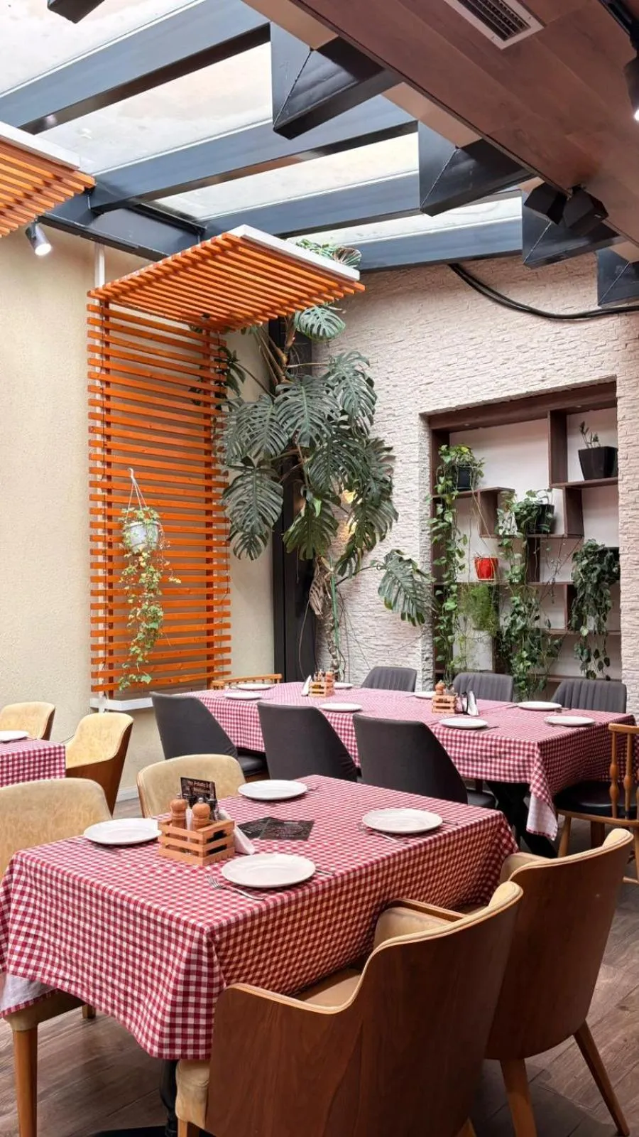 Restaurant/places to eat in Hotel Relax City Center