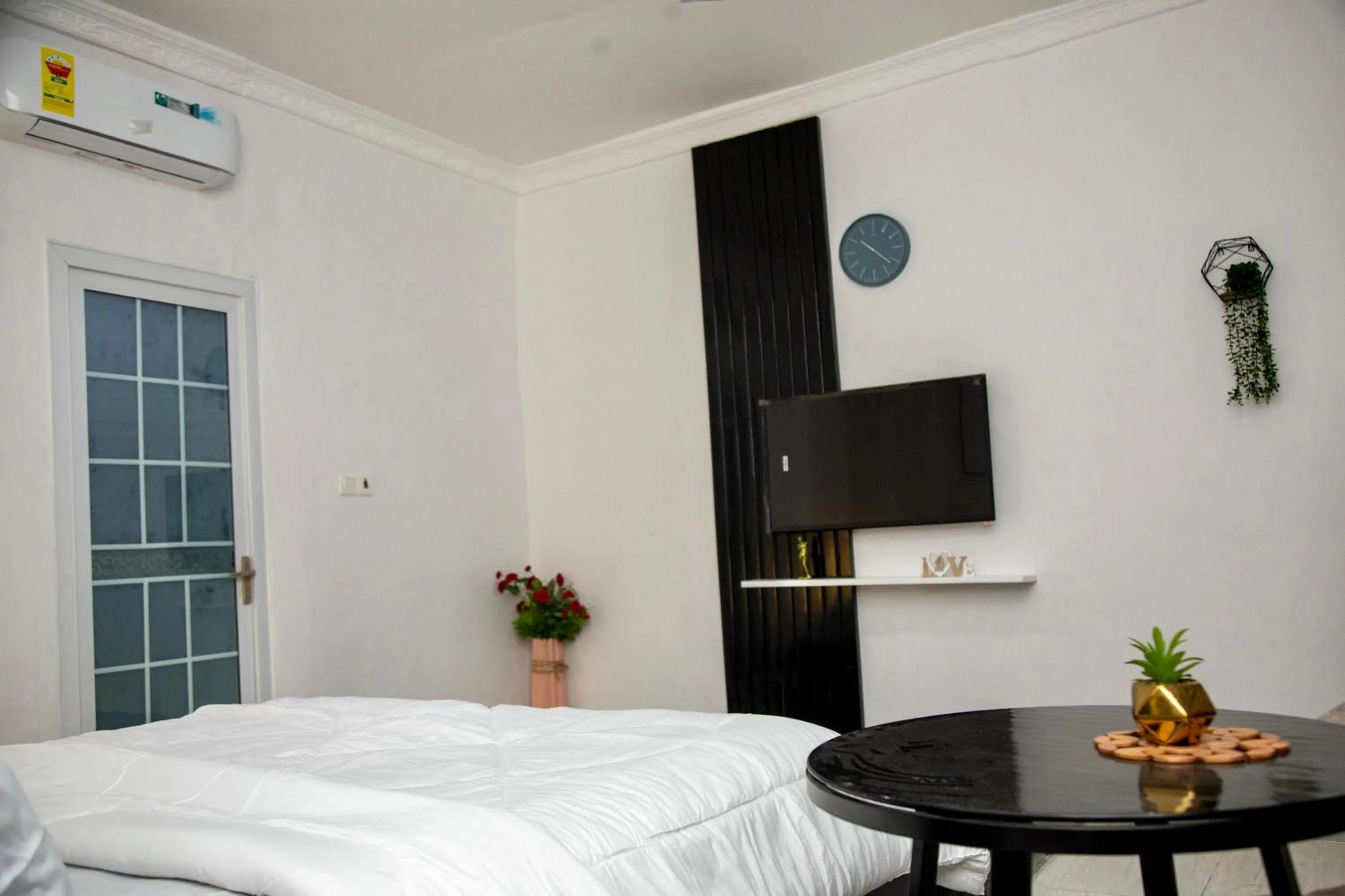 TV and multimedia, Bed in BryMac Hotel