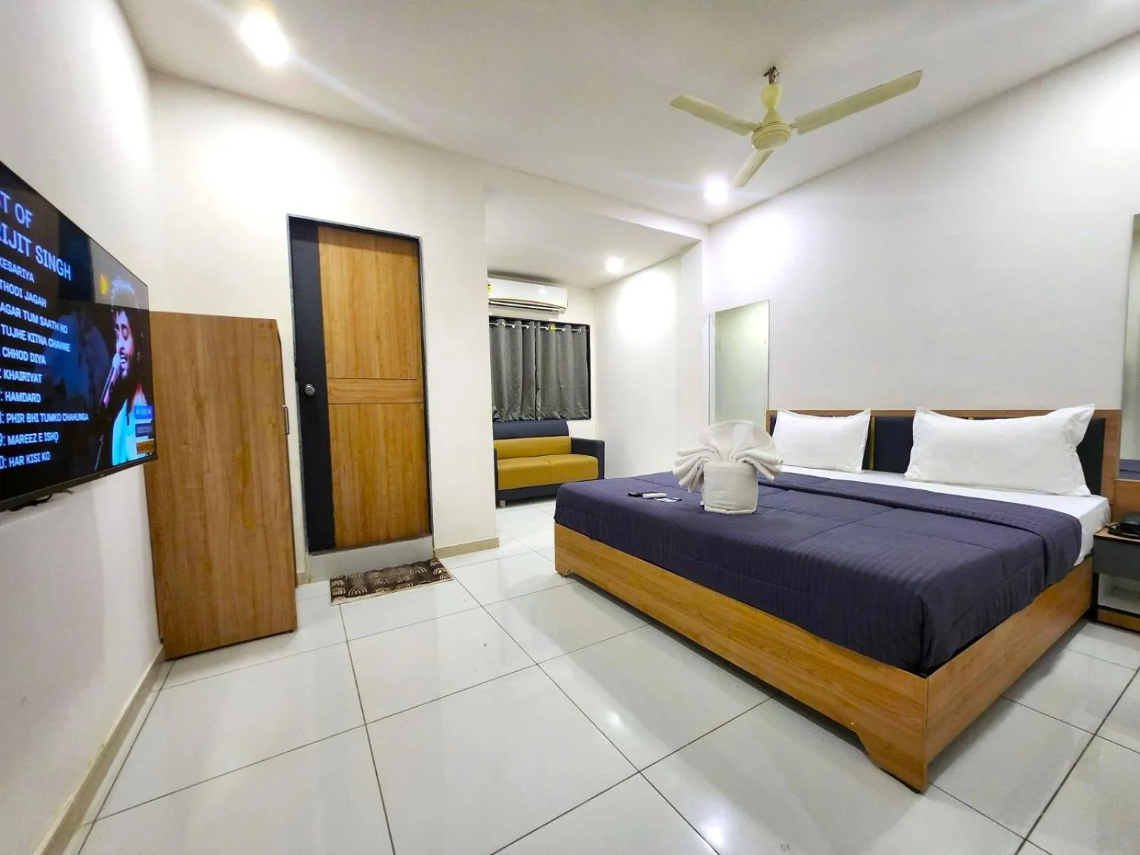 Bedroom, Bed in Hotel Near Me, Rajkot