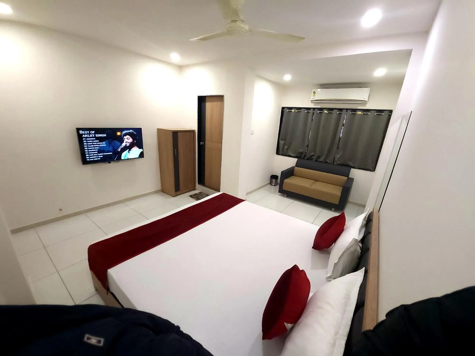 Bedroom, Bed in Hotel Near Me, Rajkot