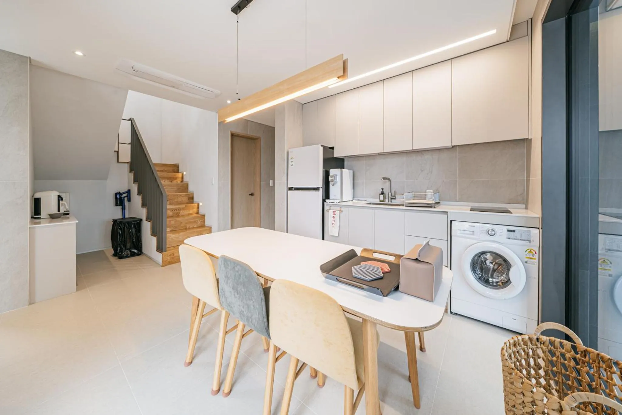 Dining area in Ddosi Aewol Pool Villa