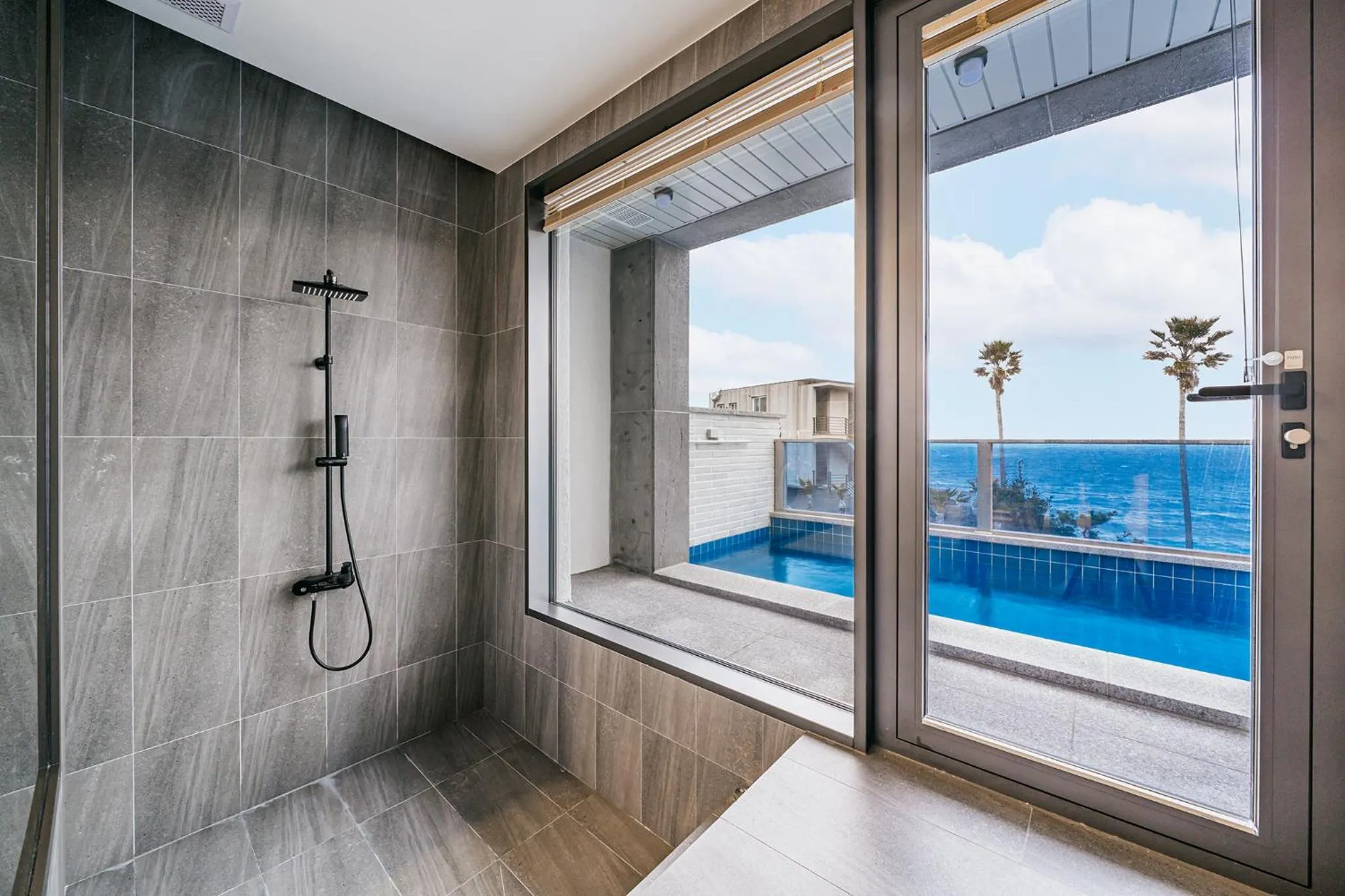 Hot Tub in Ddosi Aewol Pool Villa