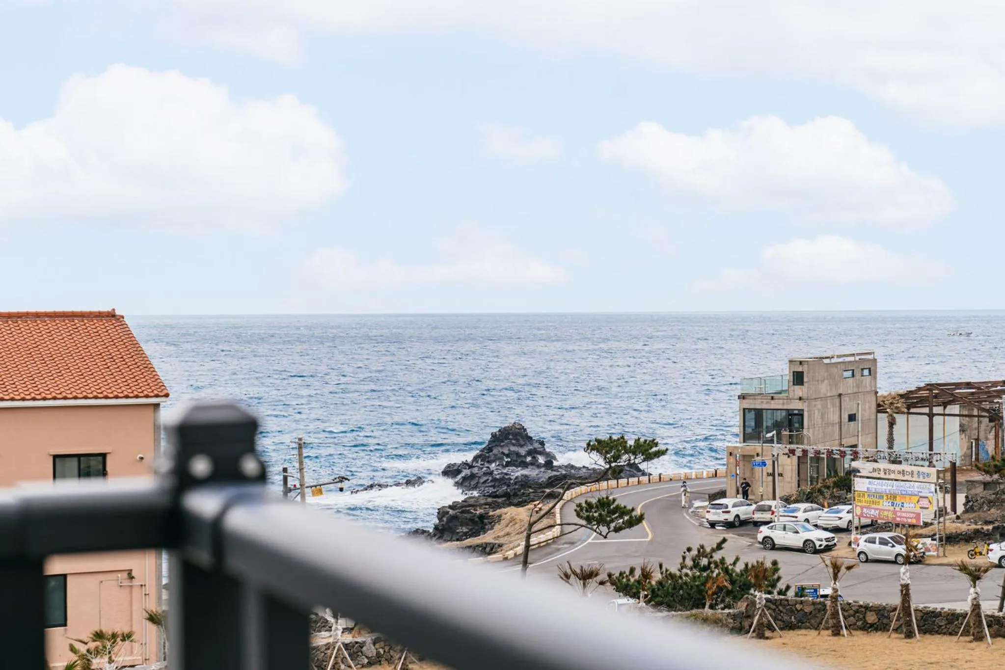 Day in Ddosi Aewol Pool Villa