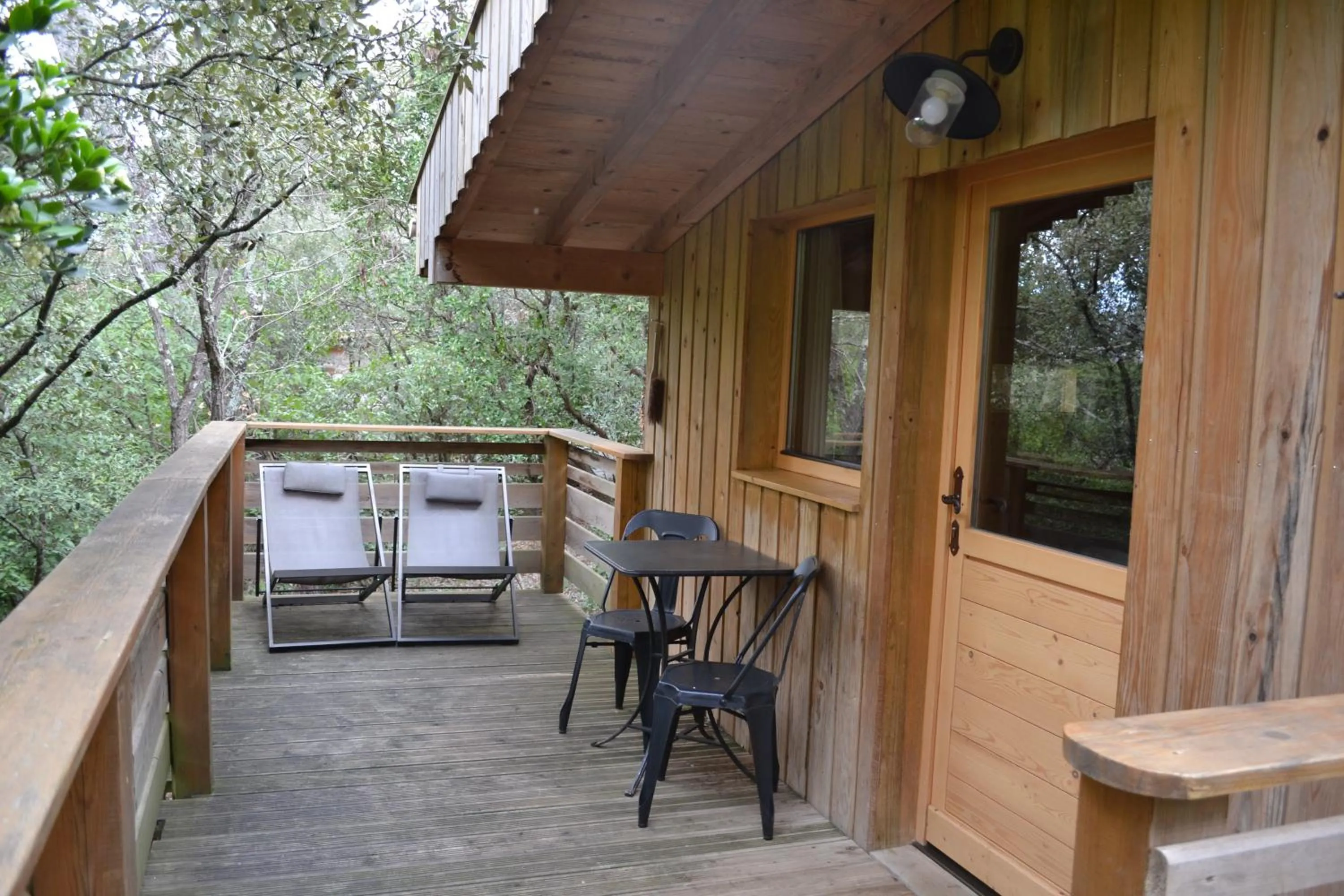 Patio in Les Cabanes Dans Les Bois Logis Hôtel