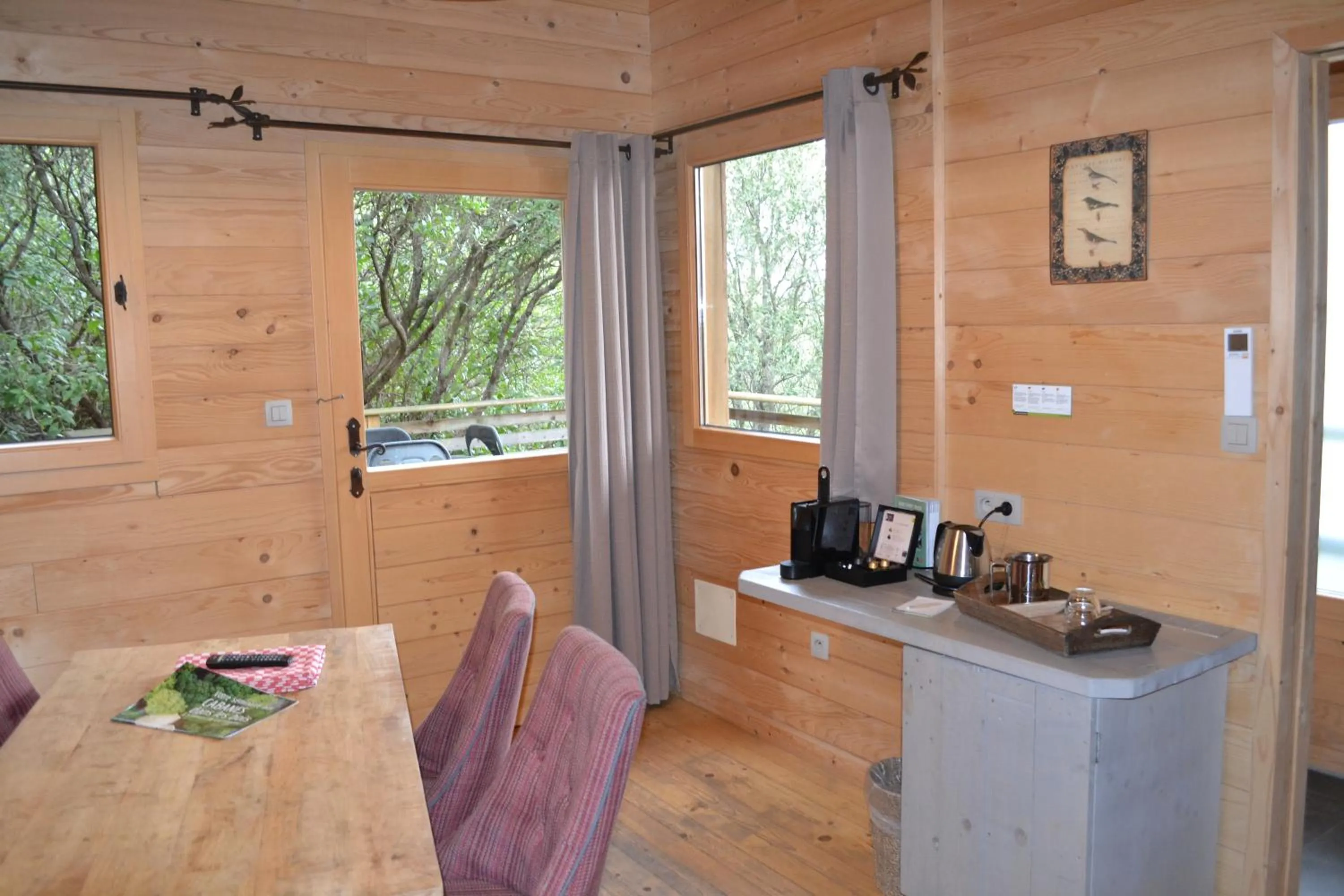 Coffee/tea facilities in Les Cabanes Dans Les Bois Logis Hôtel