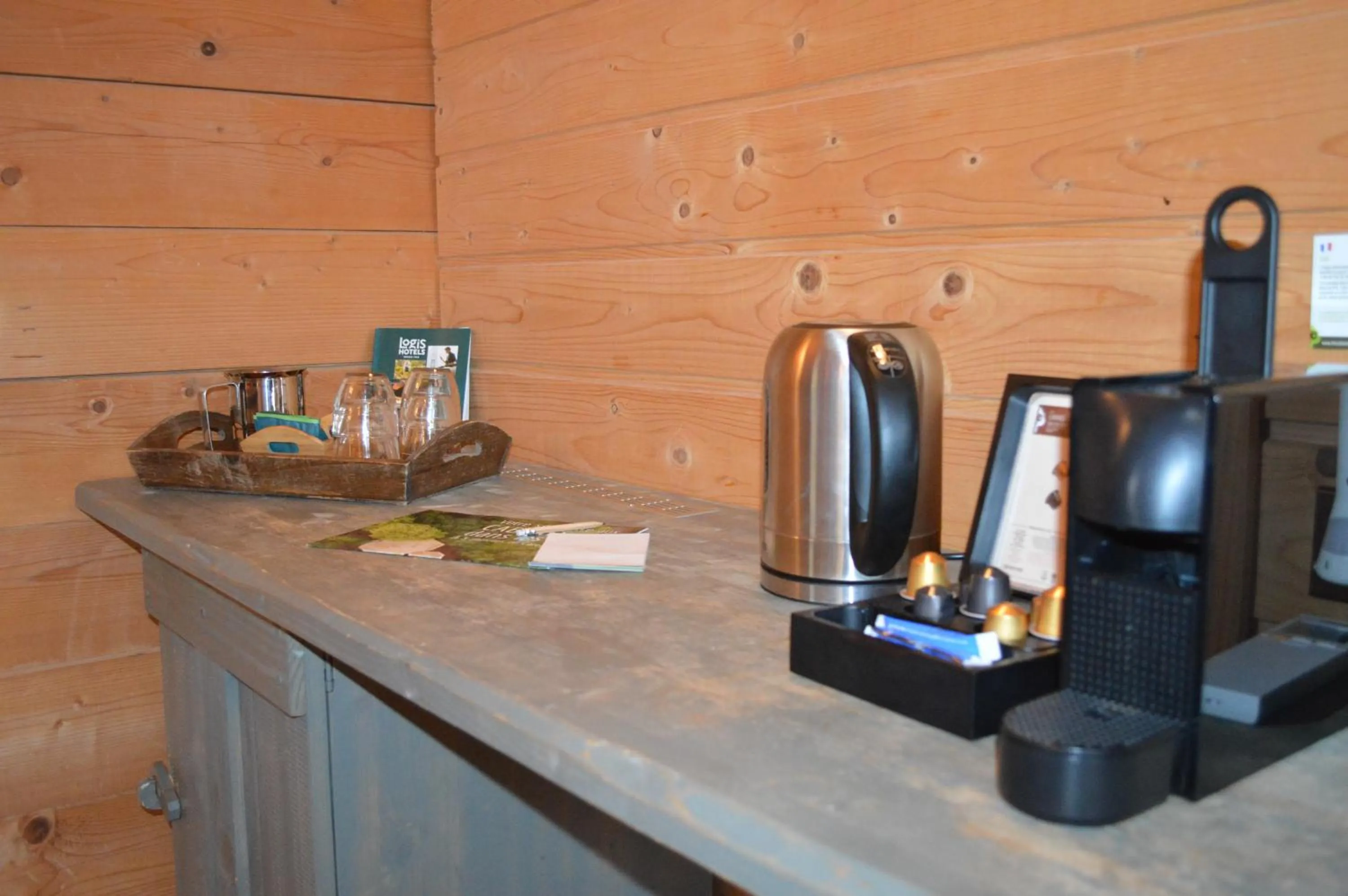 Coffee/tea facilities in Les Cabanes Dans Les Bois Logis Hôtel