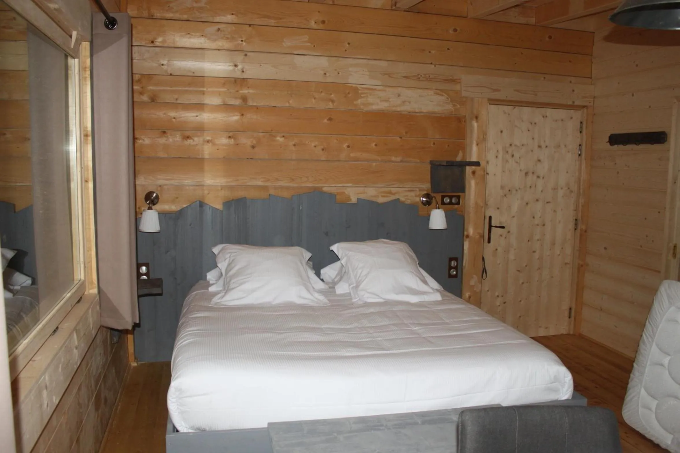 Bed in Les Cabanes Dans Les Bois Logis Hôtel