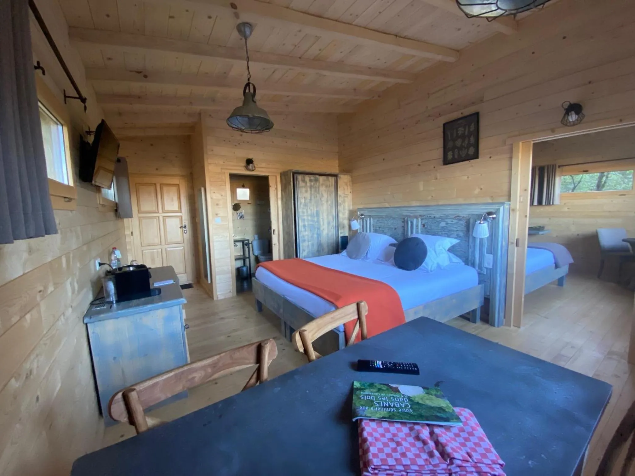 Photo of the whole room, Bed in Les Cabanes Dans Les Bois Logis Hôtel