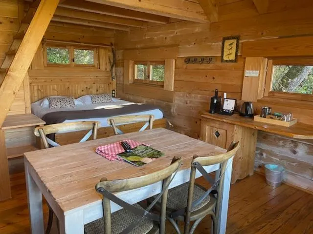 Dining area in Les Cabanes Dans Les Bois Logis Hôtel
