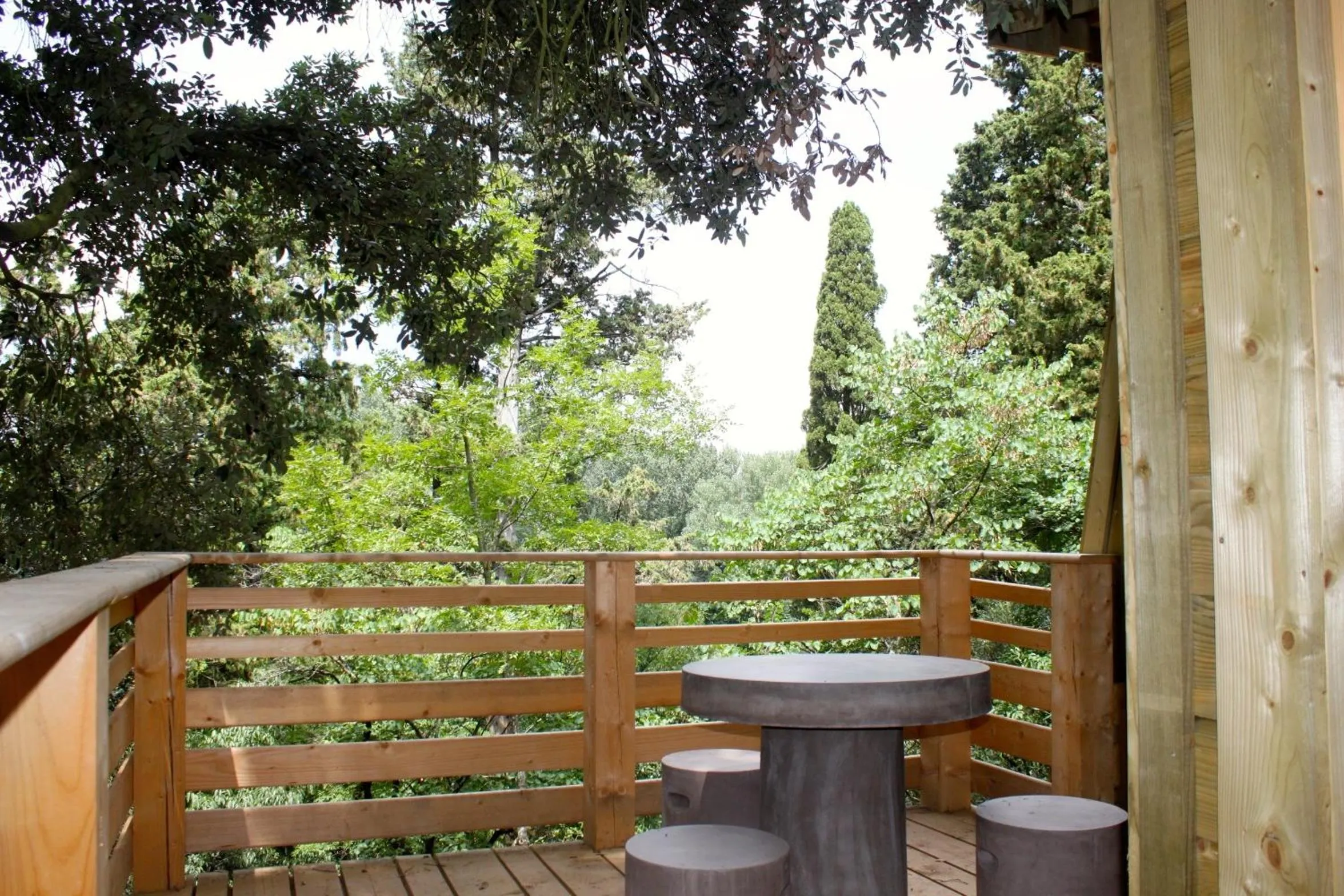 Patio in Les Cabanes Dans Les Bois Logis Hôtel