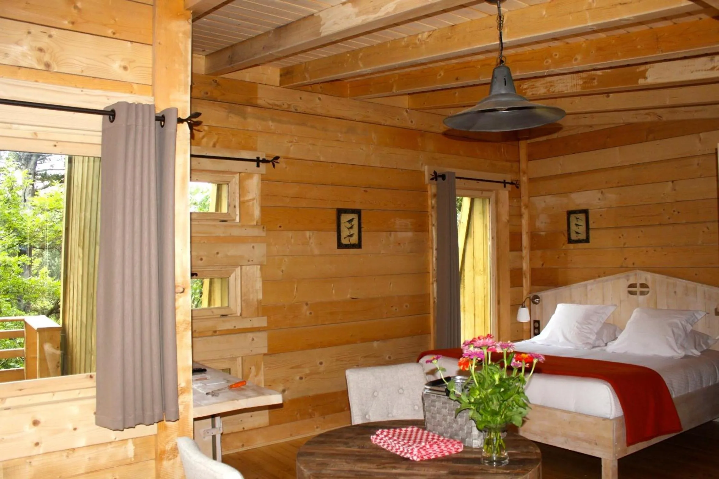 Photo of the whole room, Bed in Les Cabanes Dans Les Bois Logis Hôtel