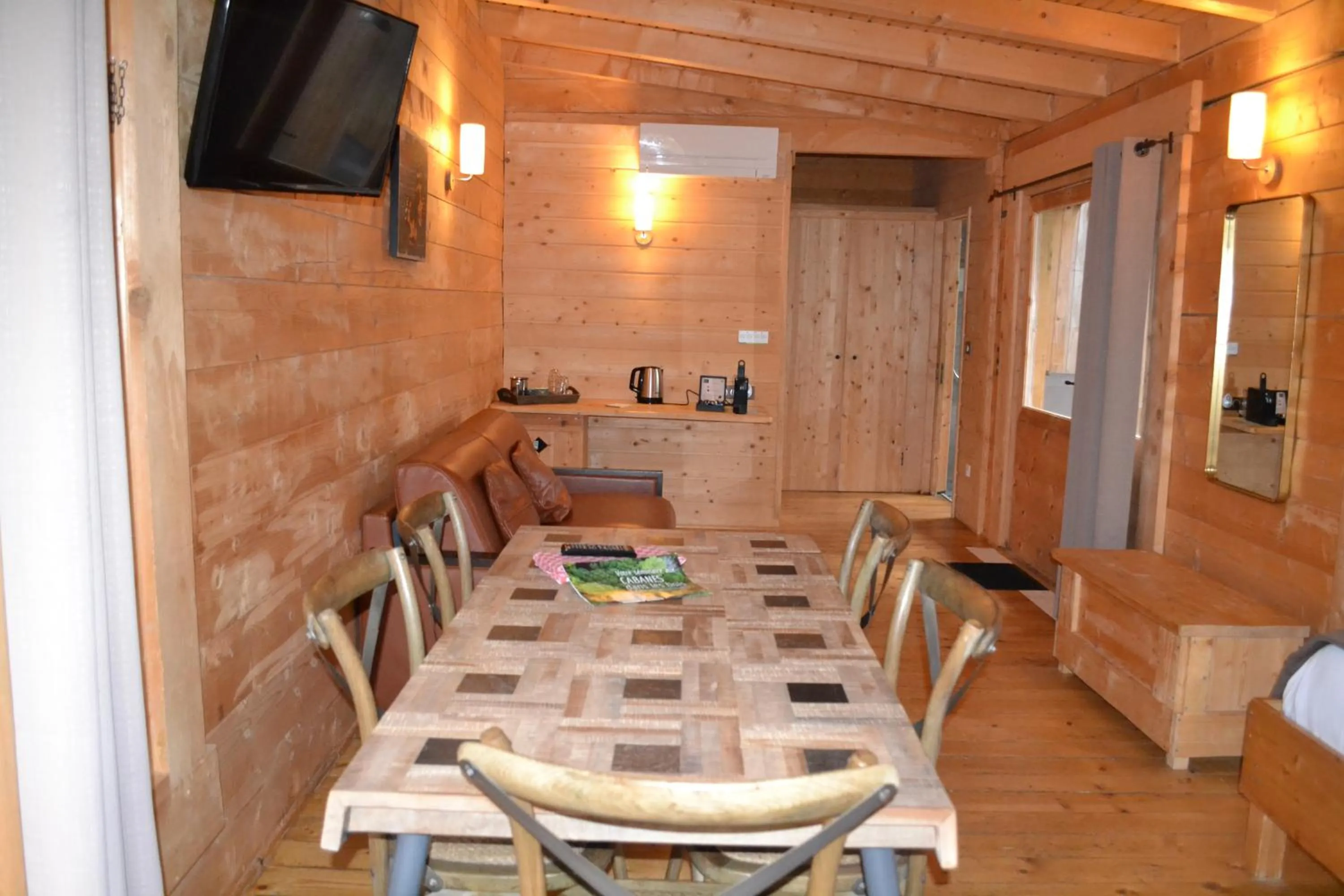 Dining area in Les Cabanes Dans Les Bois Logis Hôtel