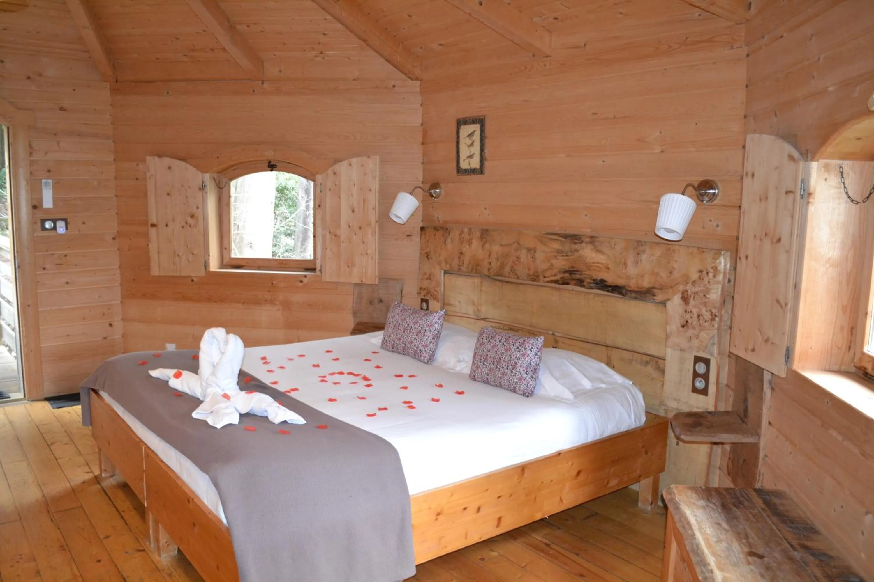 Bed in Les Cabanes Dans Les Bois Logis Hôtel