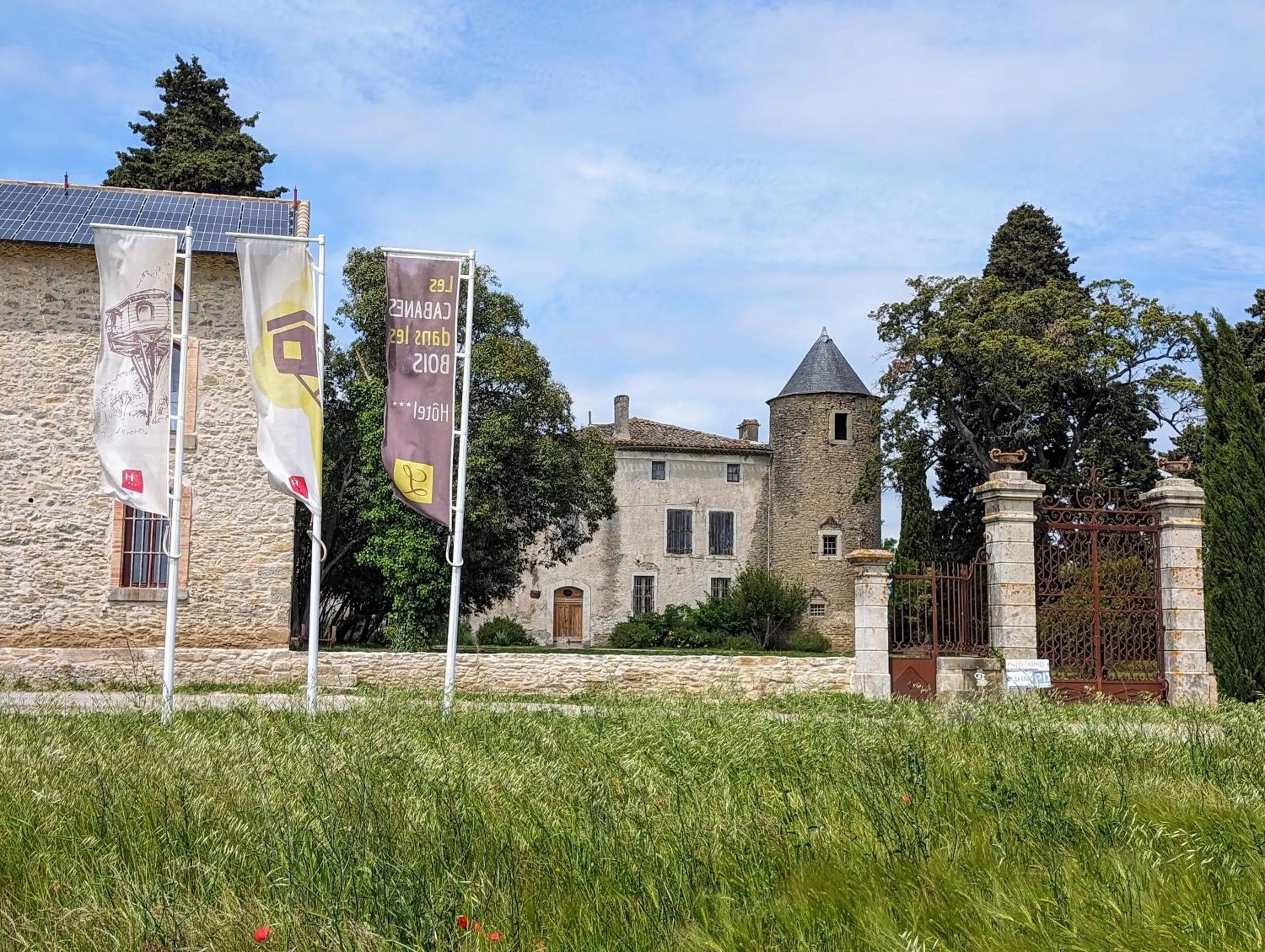 Property building in Les Cabanes Dans Les Bois Logis Hôtel