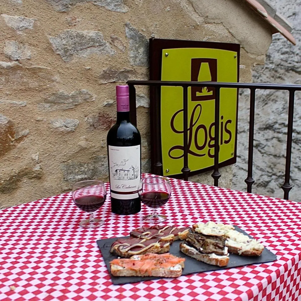 Lounge or bar in Les Cabanes Dans Les Bois Logis Hôtel