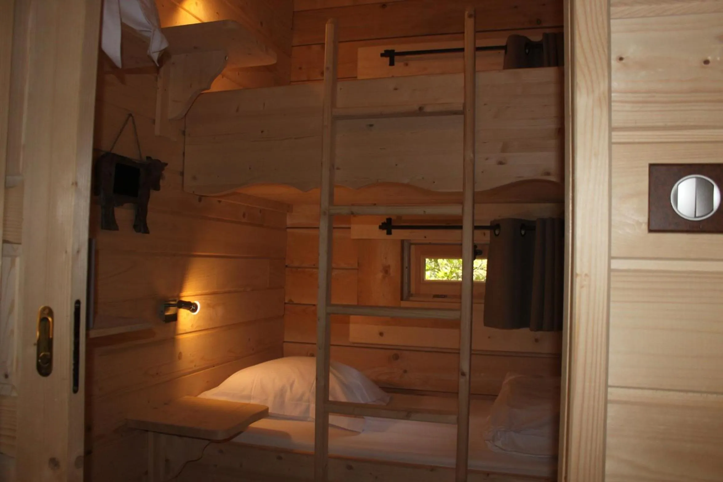 bunk bed, Bed in Les Cabanes Dans Les Bois Logis Hôtel