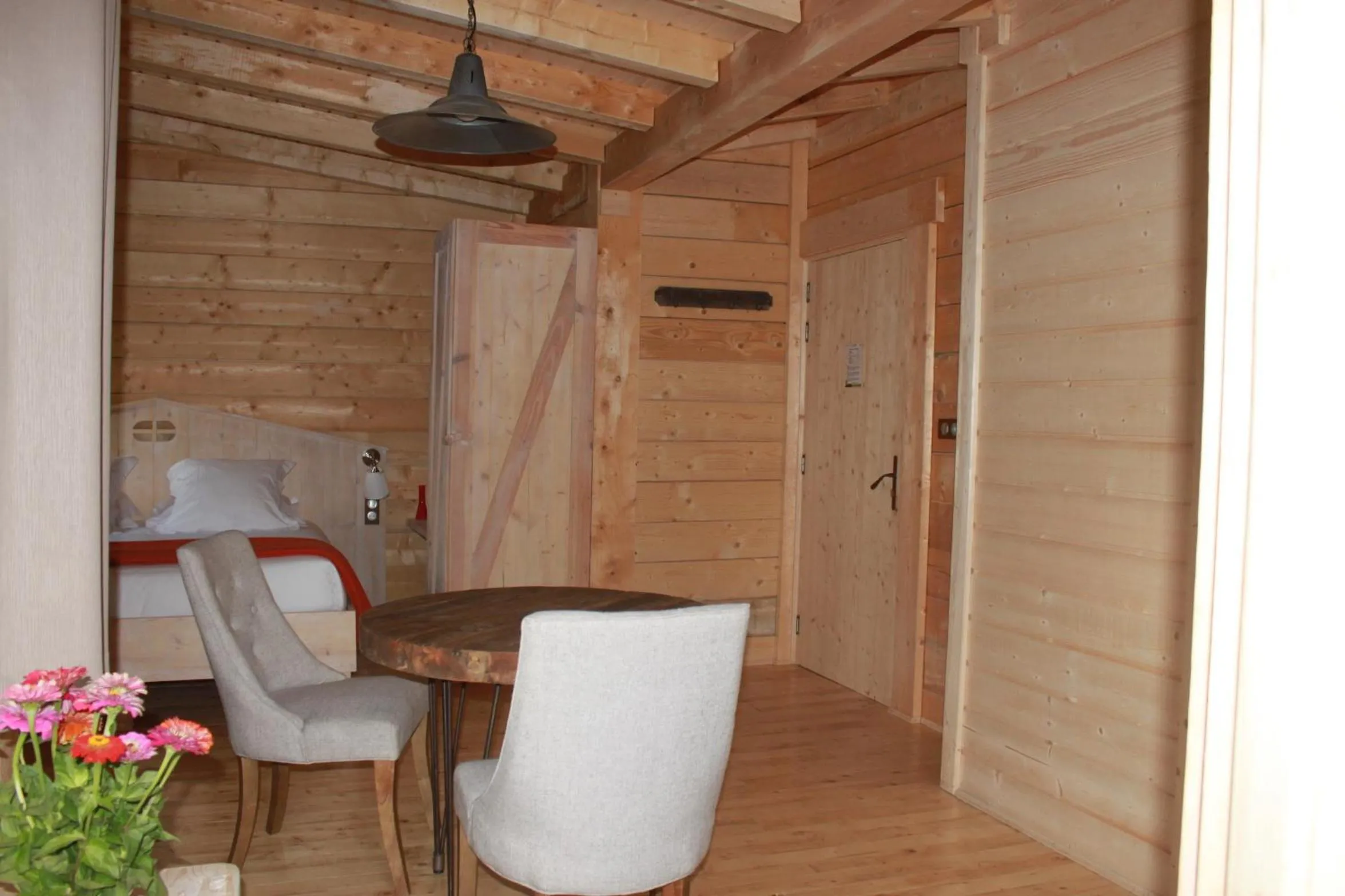 Photo of the whole room in Les Cabanes Dans Les Bois Logis Hôtel