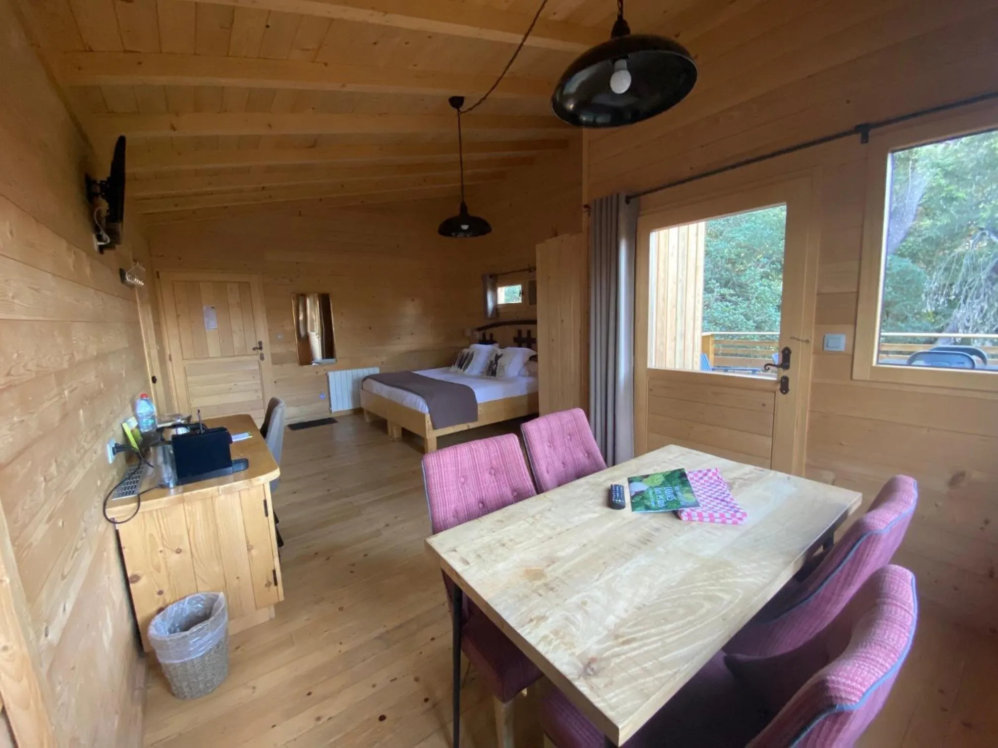 Photo of the whole room in Les Cabanes Dans Les Bois Logis Hôtel