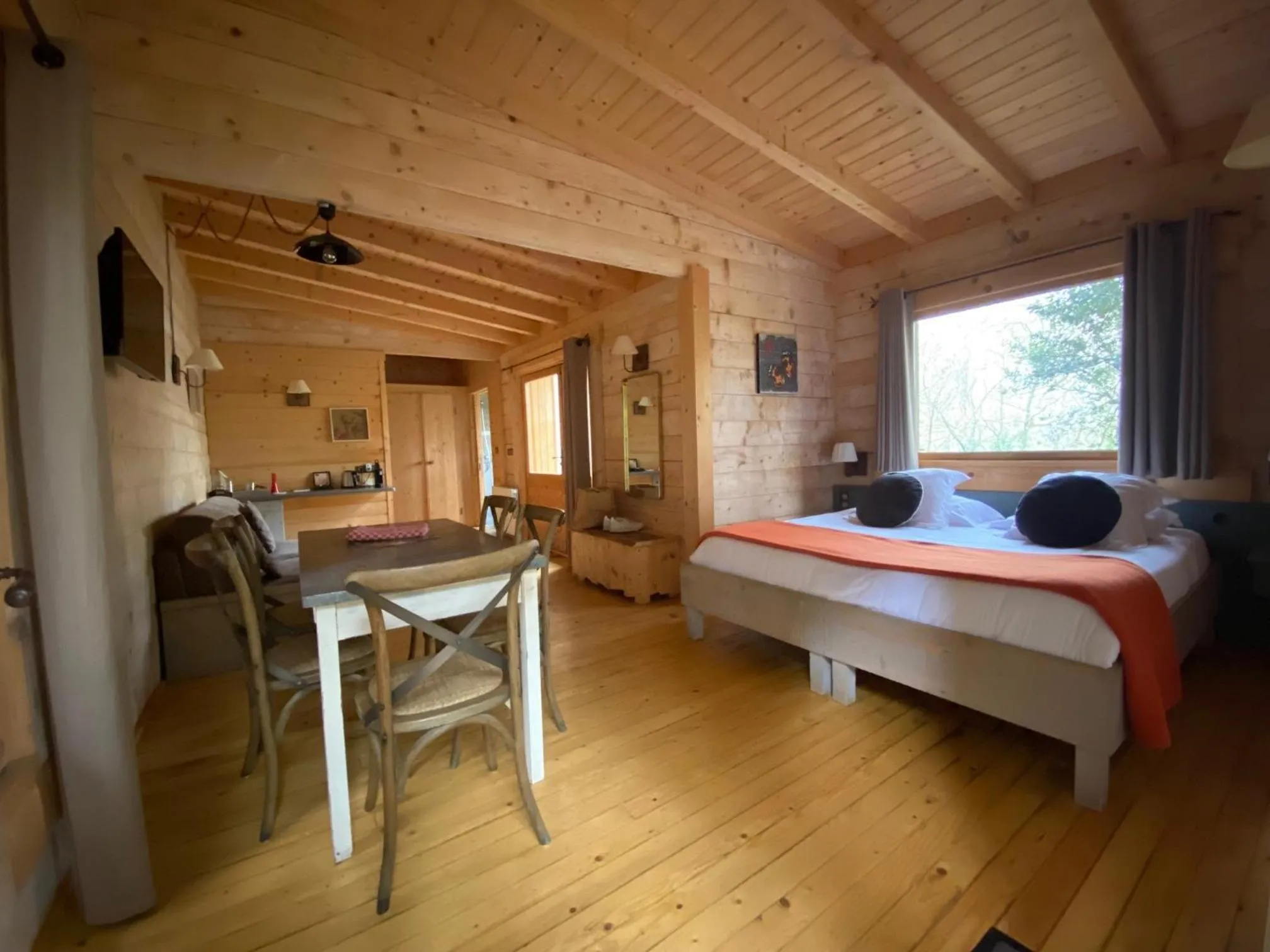 Photo of the whole room, Bed in Les Cabanes Dans Les Bois Logis Hôtel
