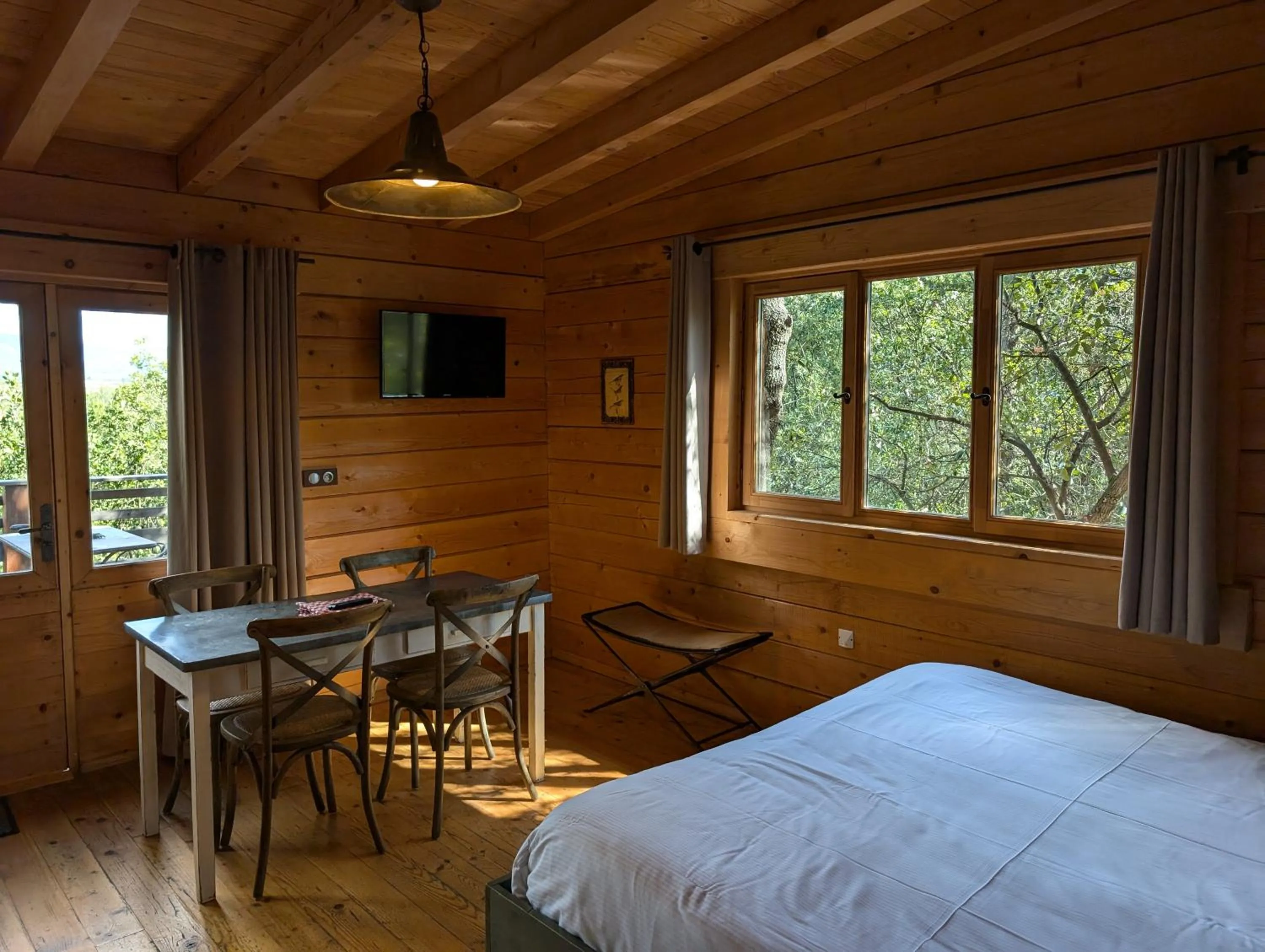 Photo of the whole room, Bed in Les Cabanes Dans Les Bois Logis Hôtel